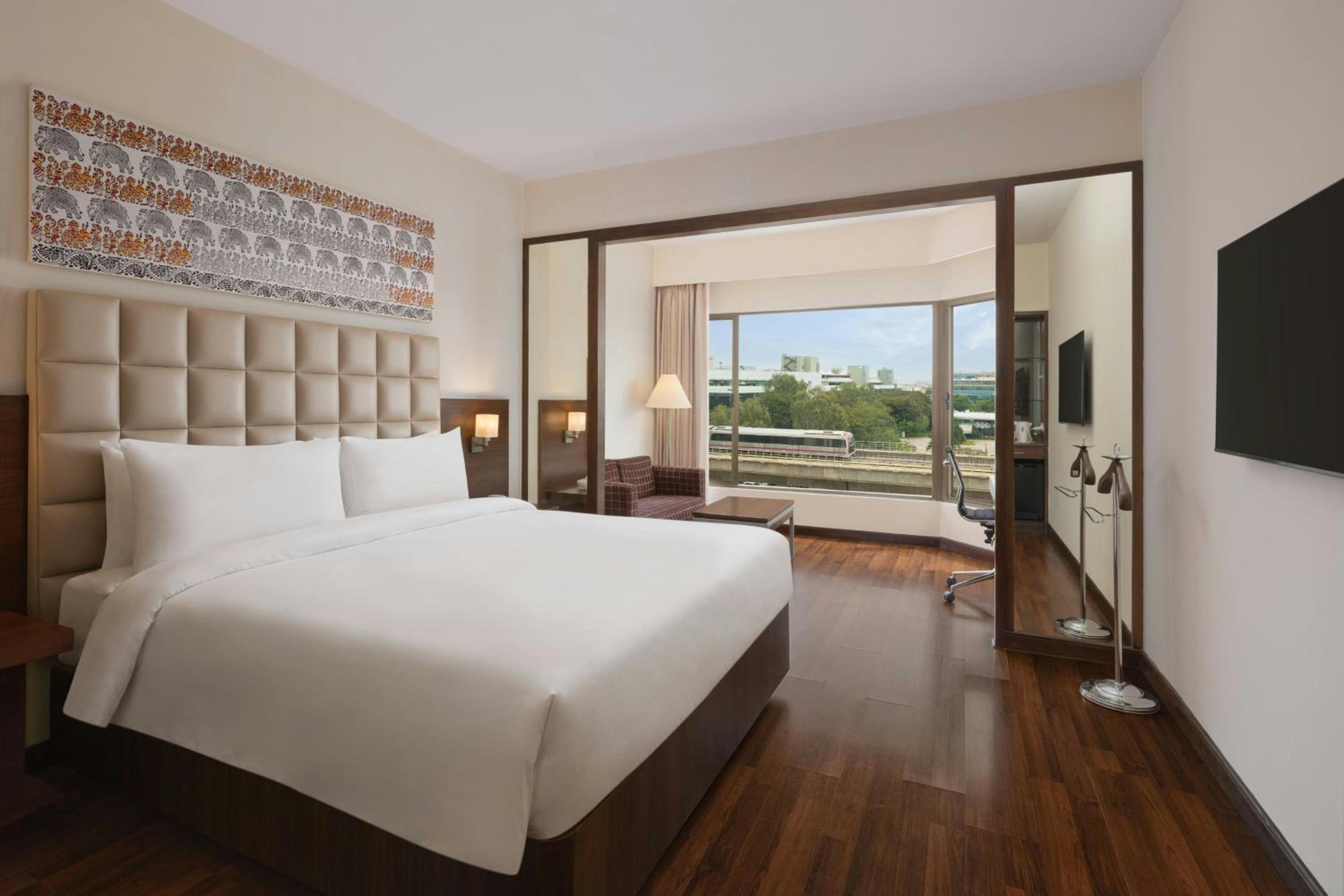 Executive King Room with Lounge Access - Photo 1