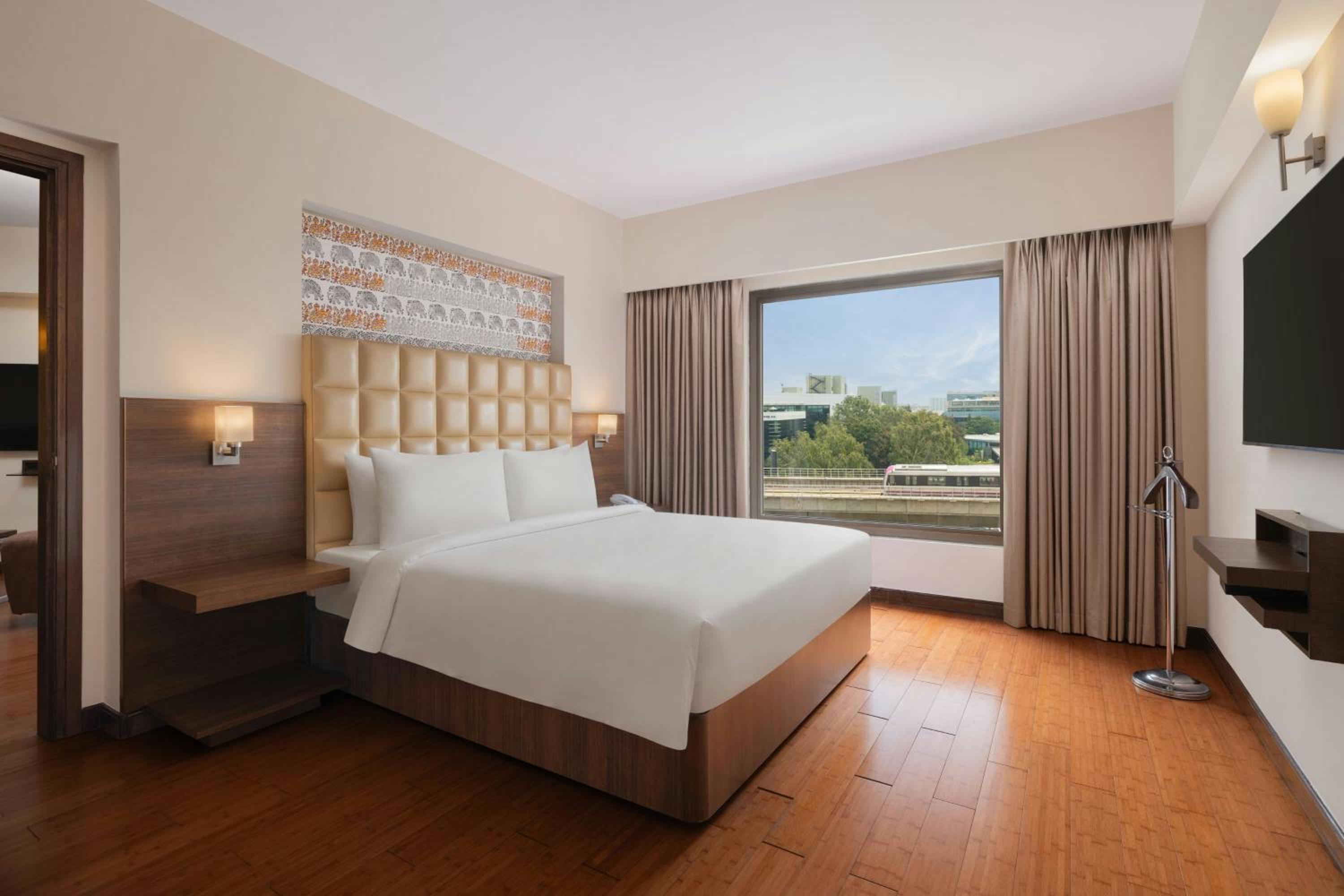 King Suite - Executive Lounge Access - Photo 1