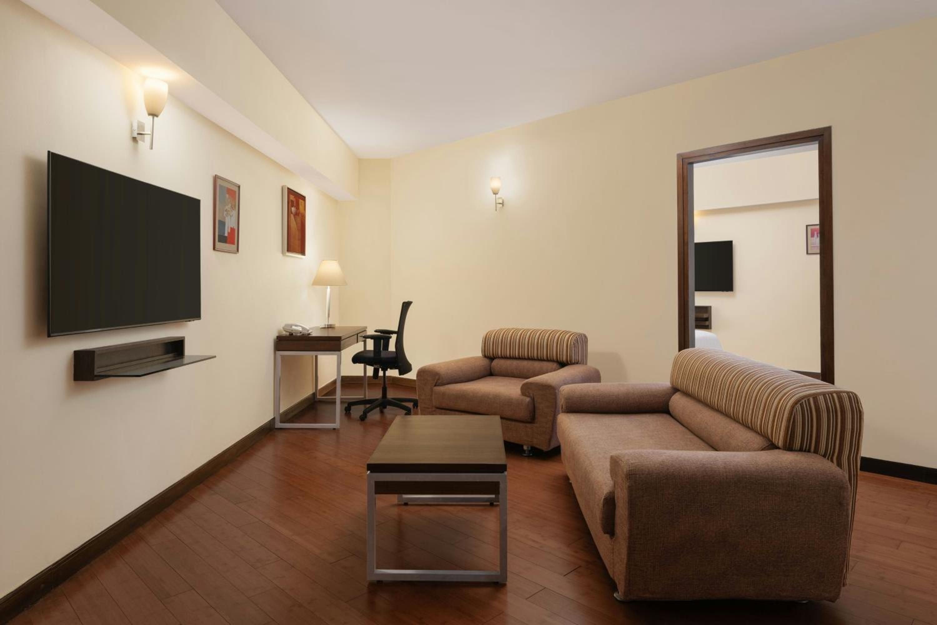 King Suite - Executive Lounge Access - Photo 3