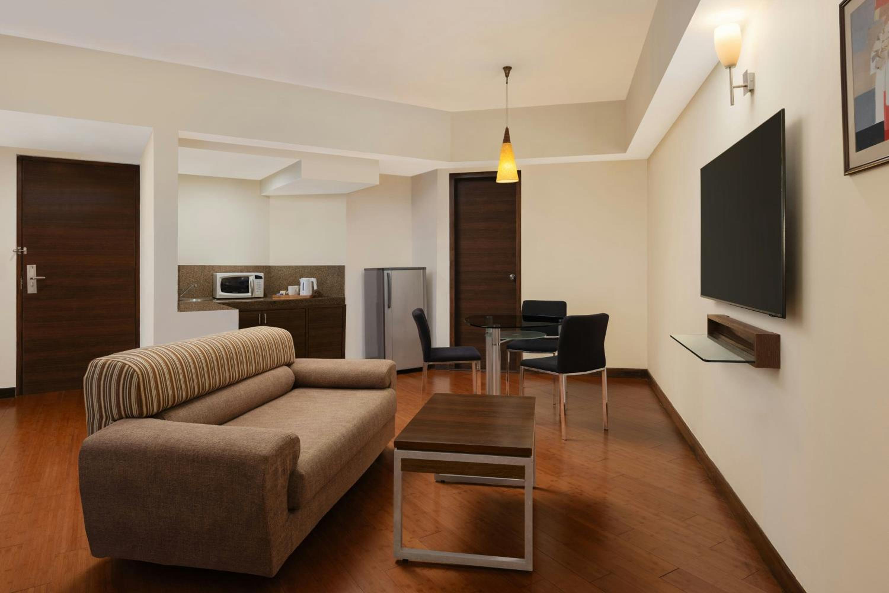 King Suite - Executive Lounge Access - Photo 2