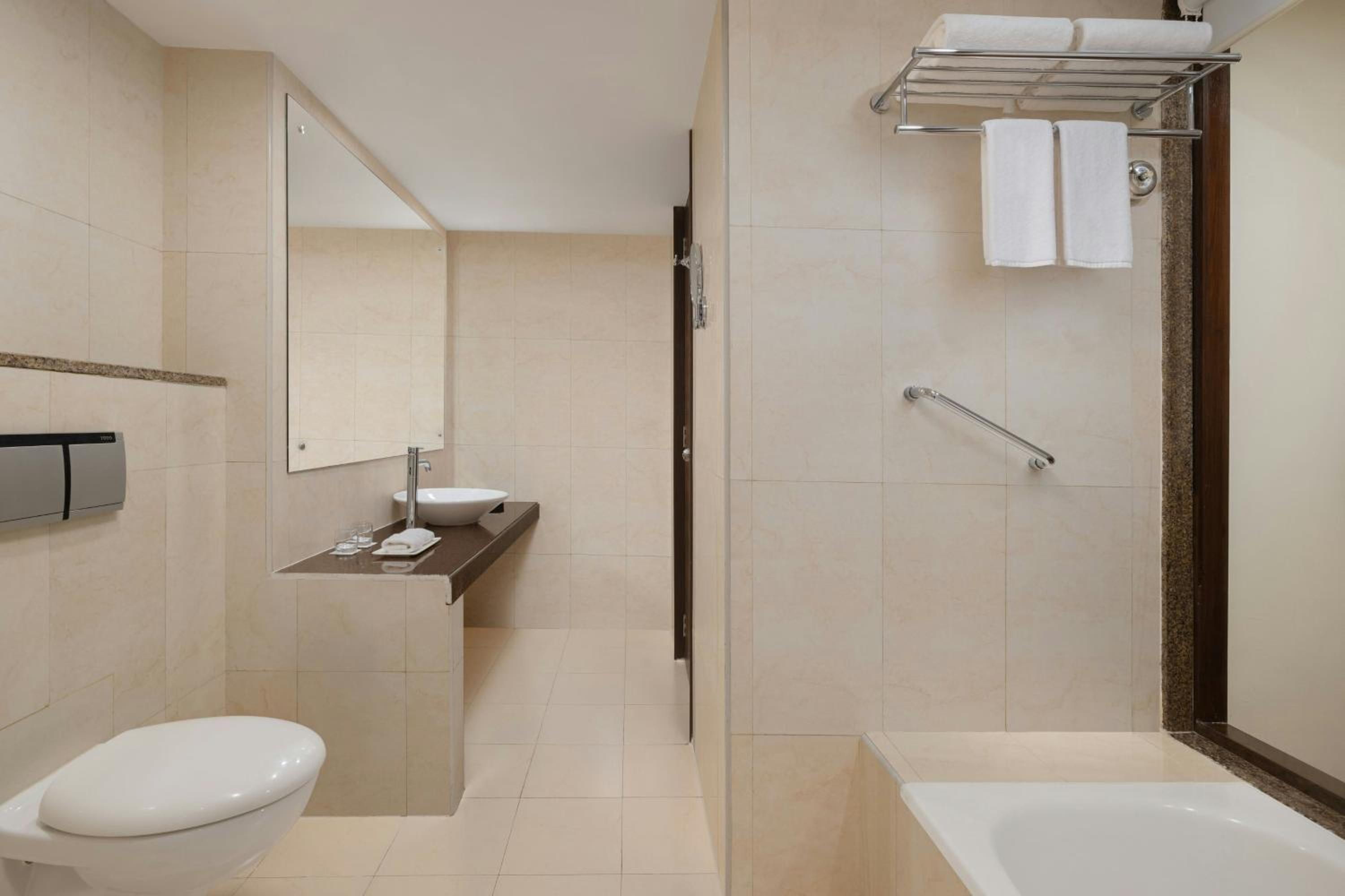 King Suite - Executive Lounge Access - Photo 4