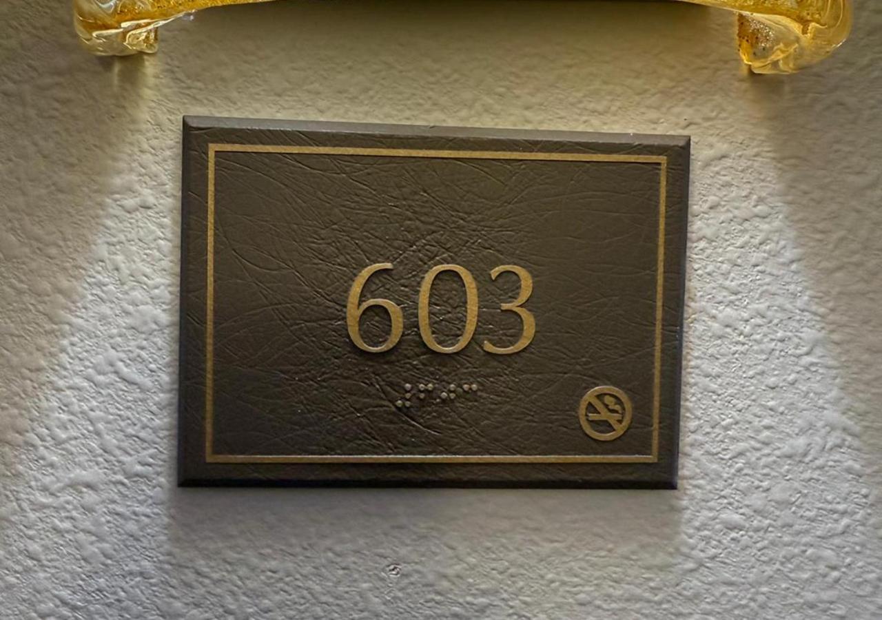 Deluxe One-Bedroom Apartment