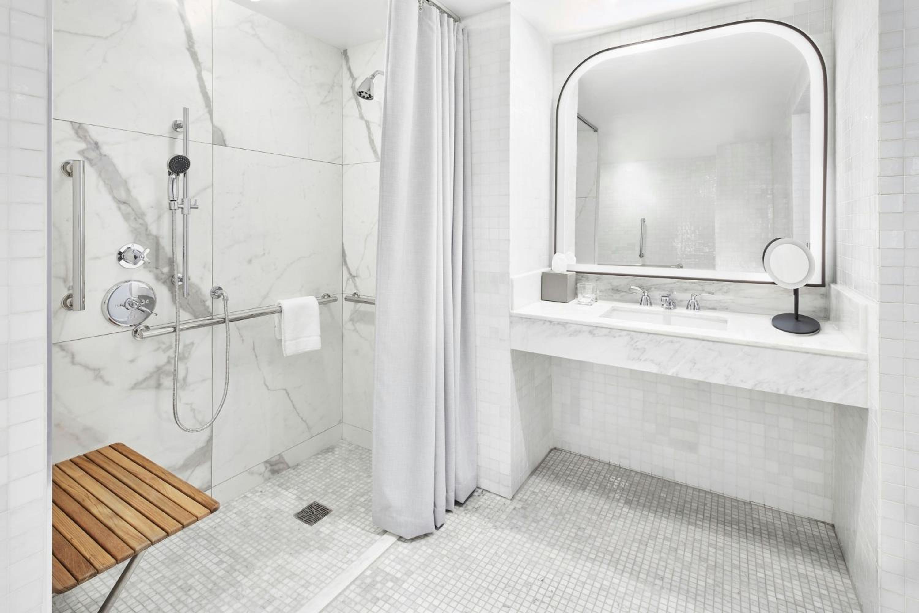 One-Bedroom Queen Suite - Mobility and Hearing Accessible thumbnail 6