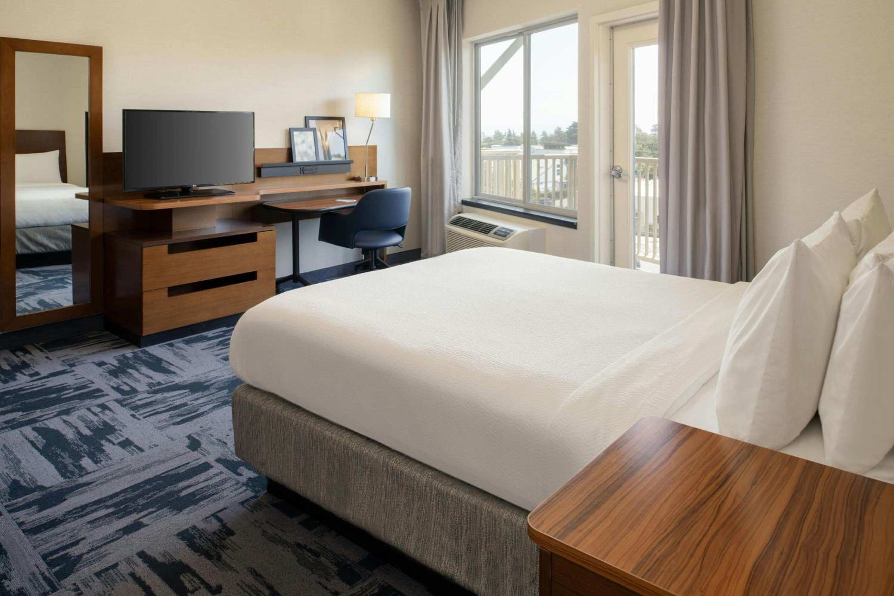Queen Room with Adapted Tub - Mobility and Hearing Accessible