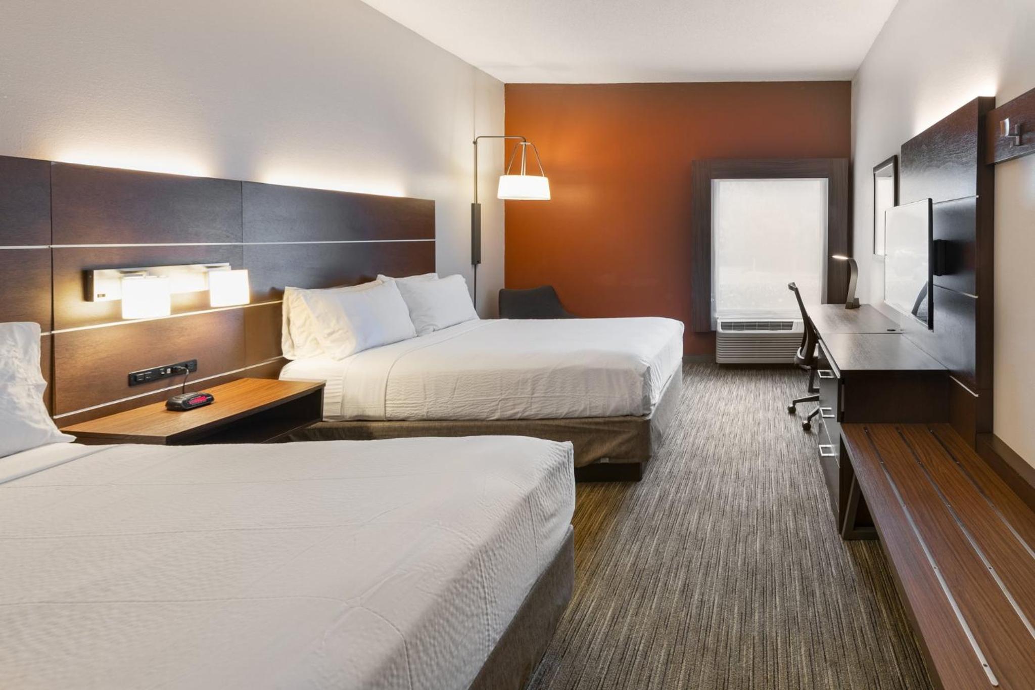 Standard Room with Two Queen Beds - Photo 2