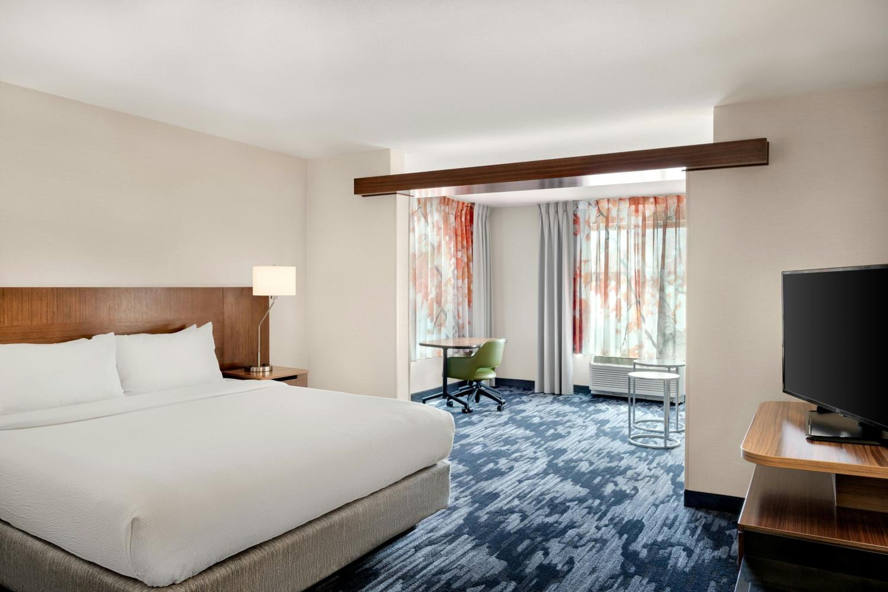 King Suite with Campus View, Bathtub and Sofa Bed - Mobility Access