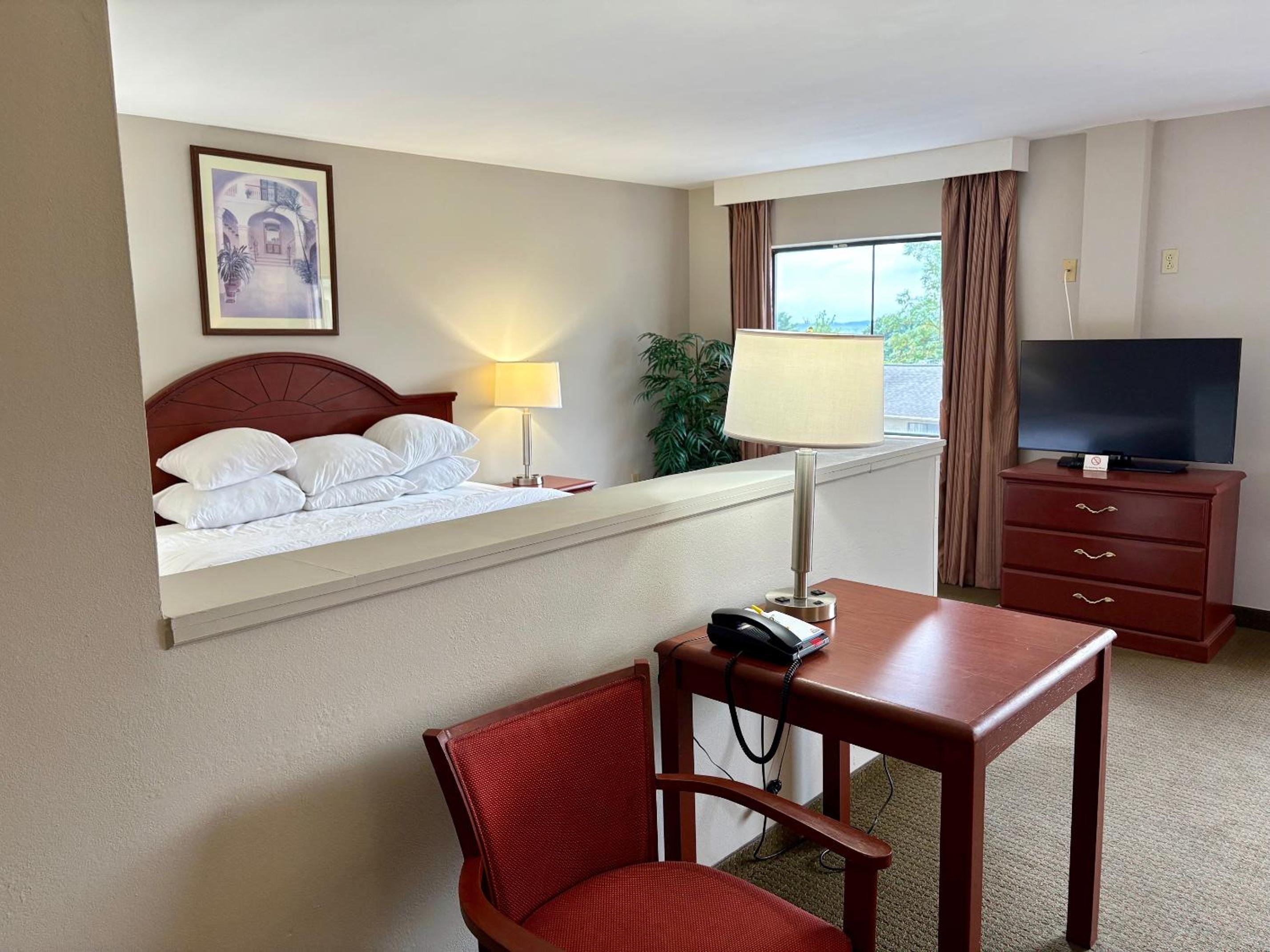 Business King Room with Two King Beds- Non-Smoking - Photo 5