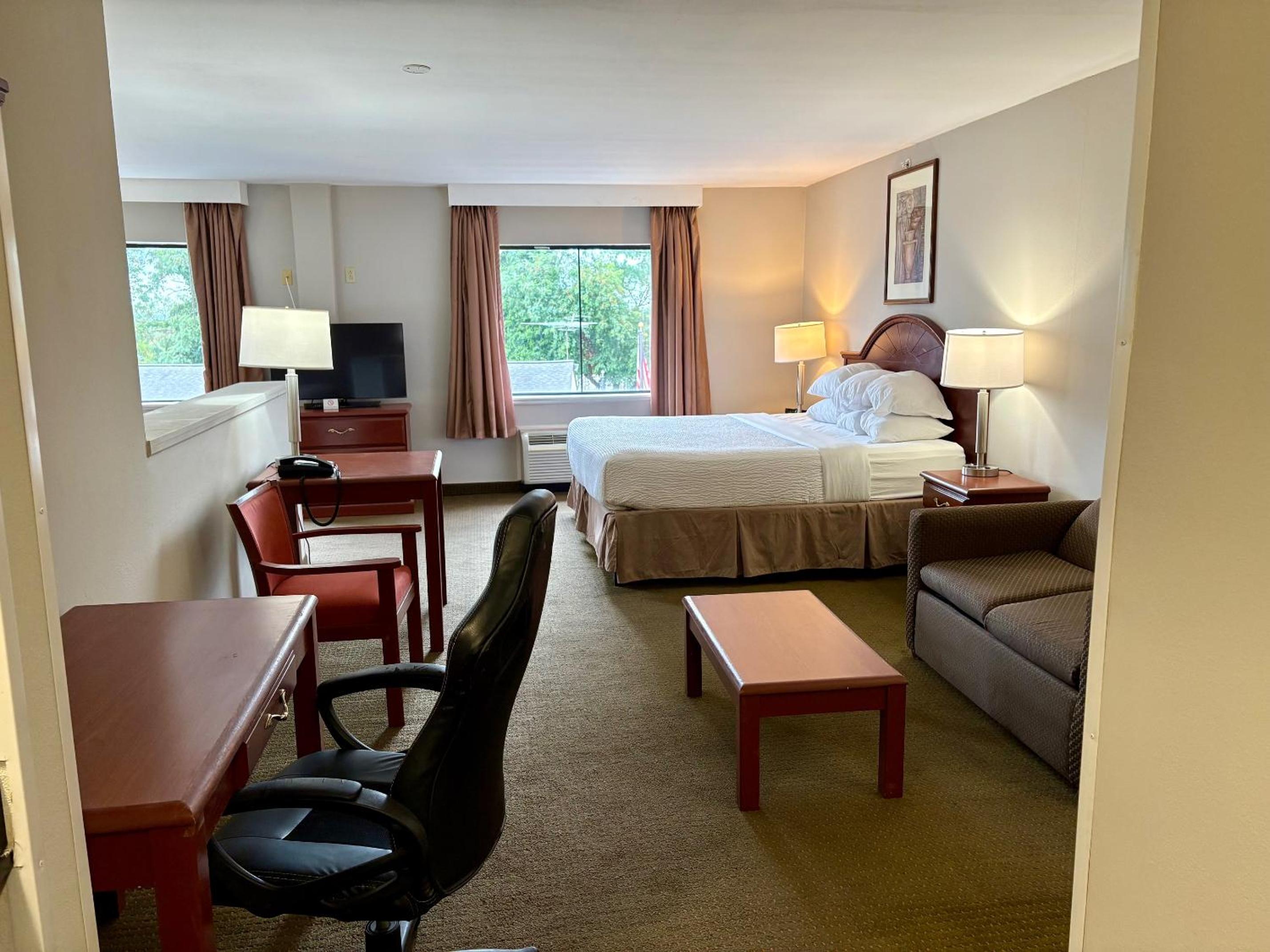 Business King Room with Two King Beds- Non-Smoking - Photo 1