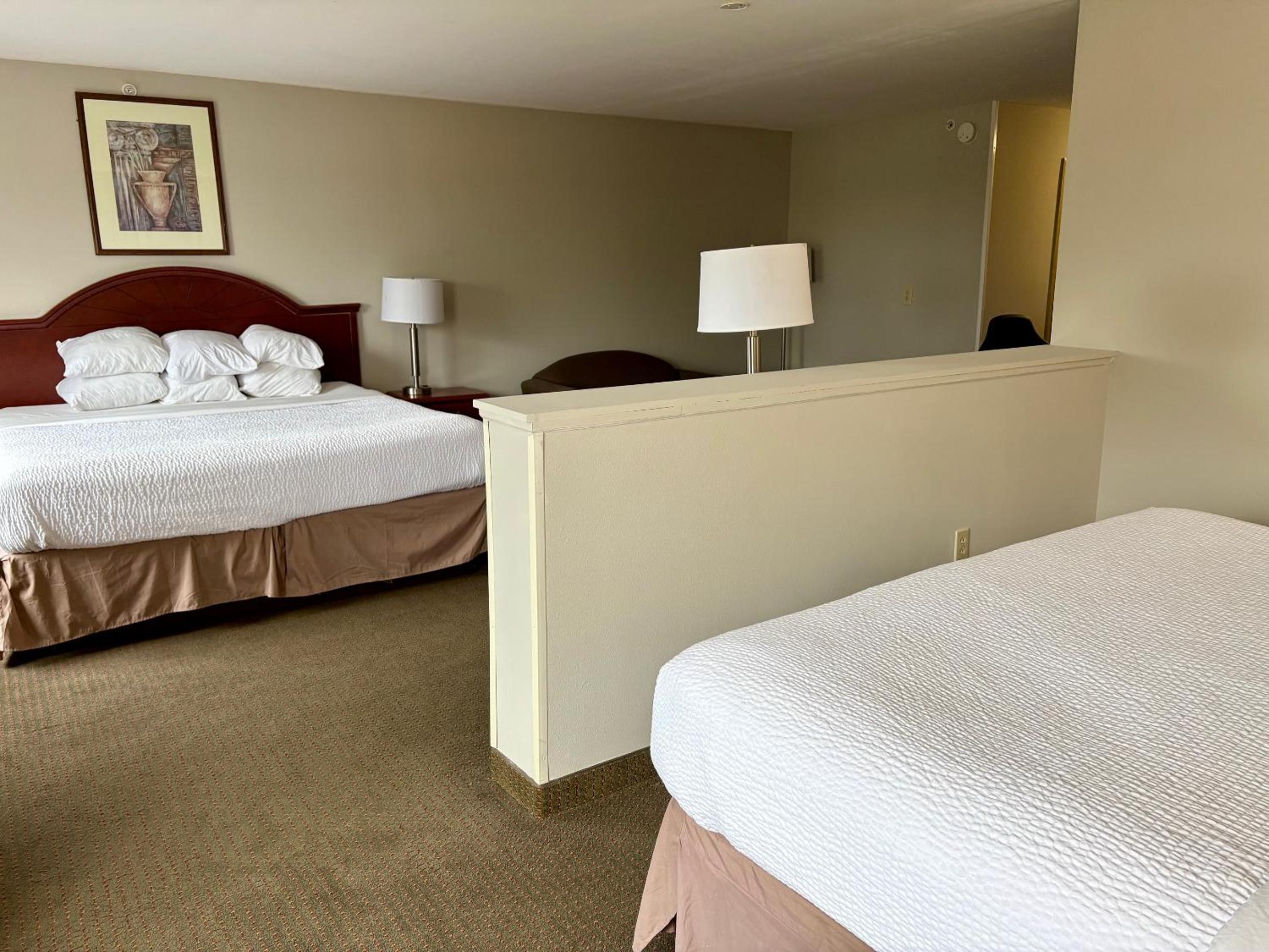 Business King Room with Two King Beds- Non-Smoking - Photo 3