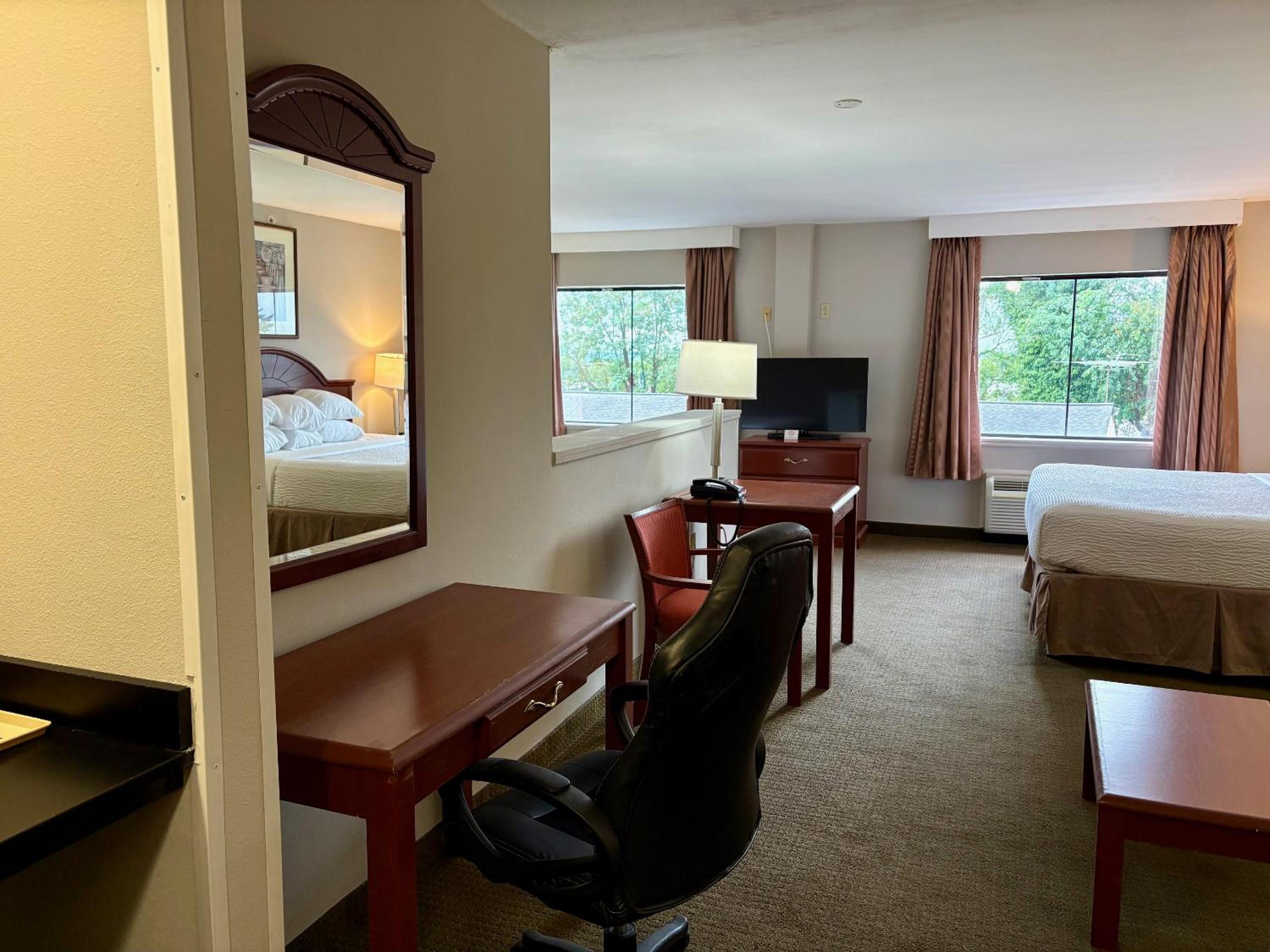 Business King Room with Two King Beds- Non-Smoking - Photo 4