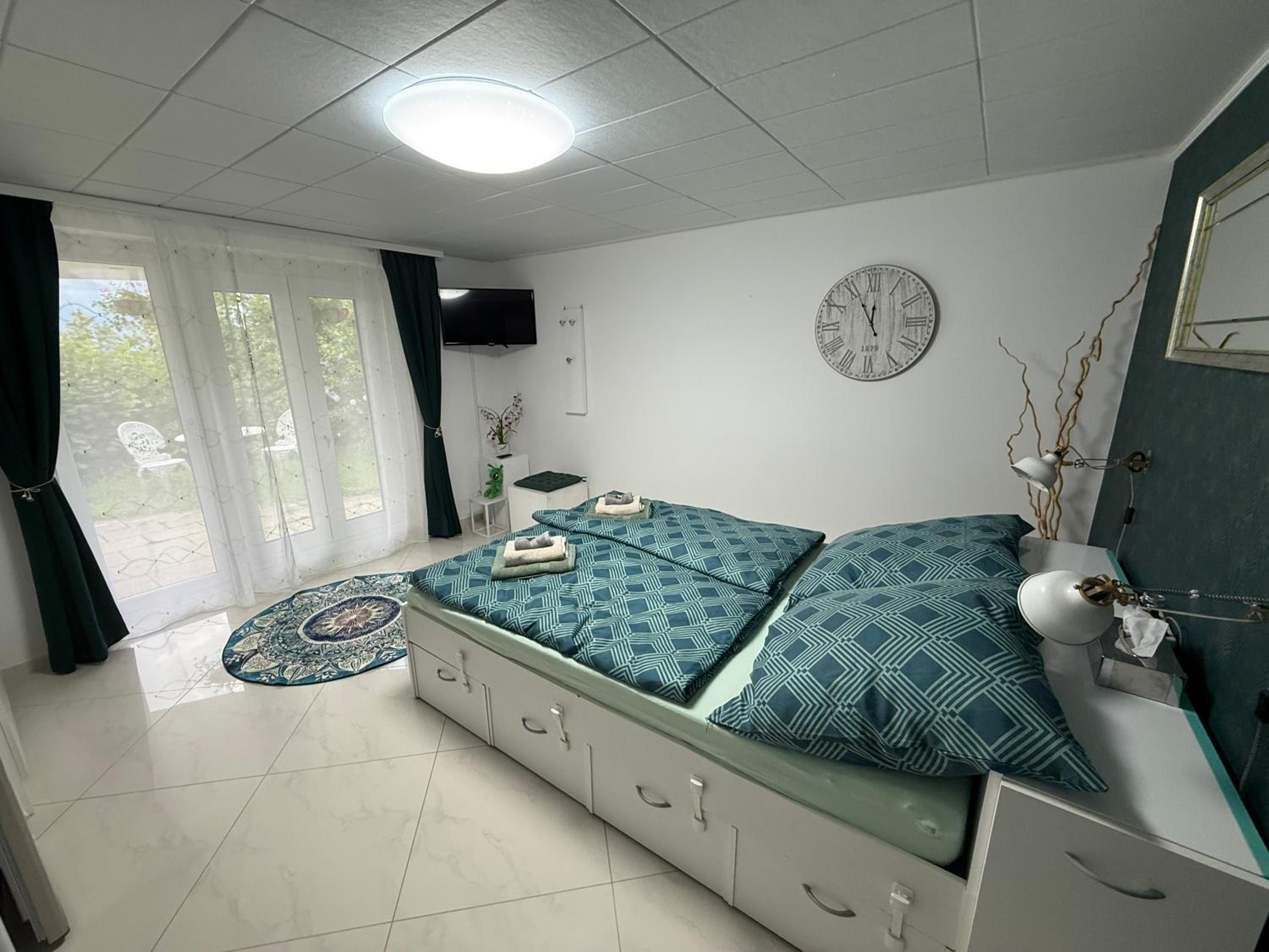 One-Bedroom Apartment with Terrace photo 3