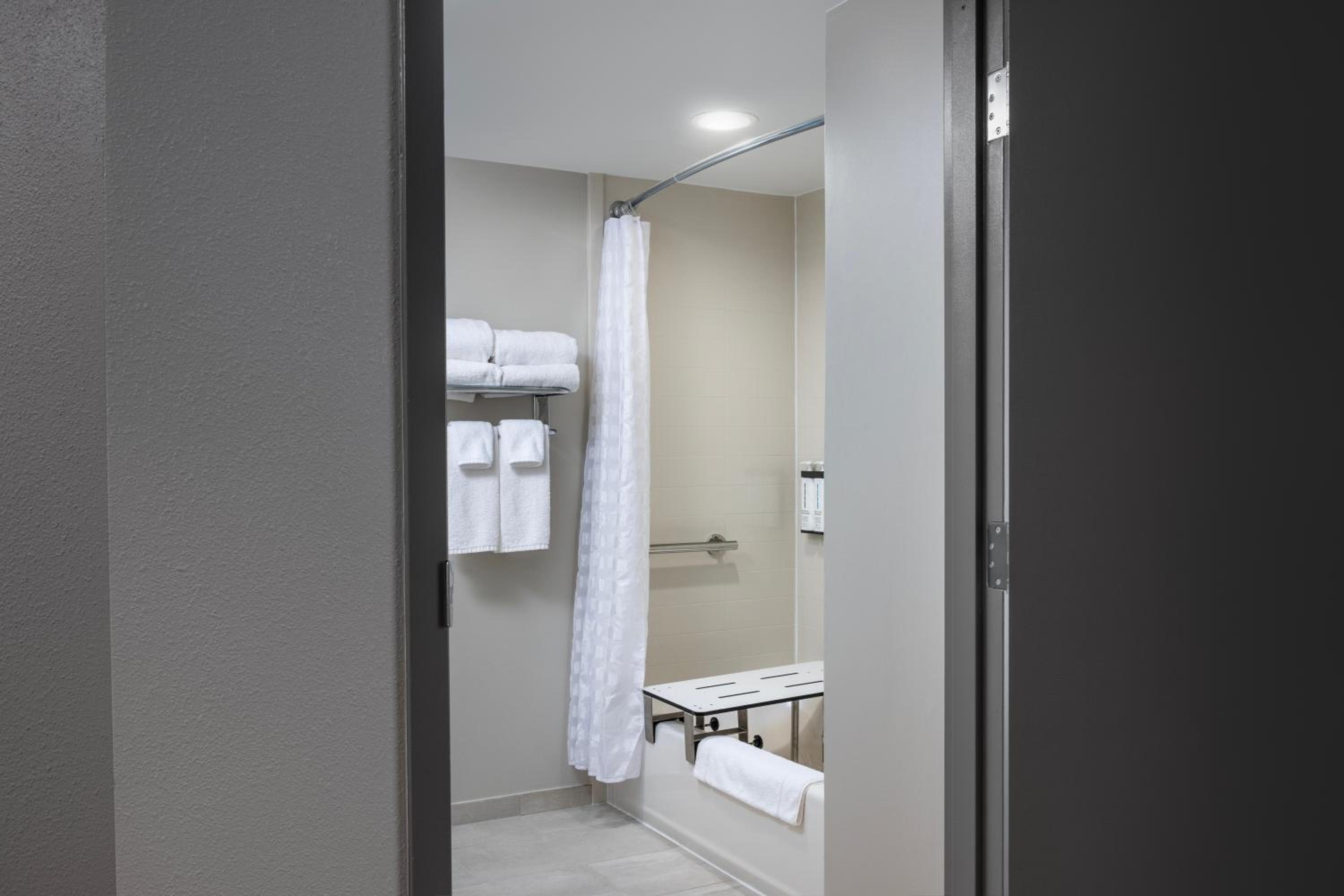 Double Room with Two Accessible Double Beds, Sofa Bed and Tub