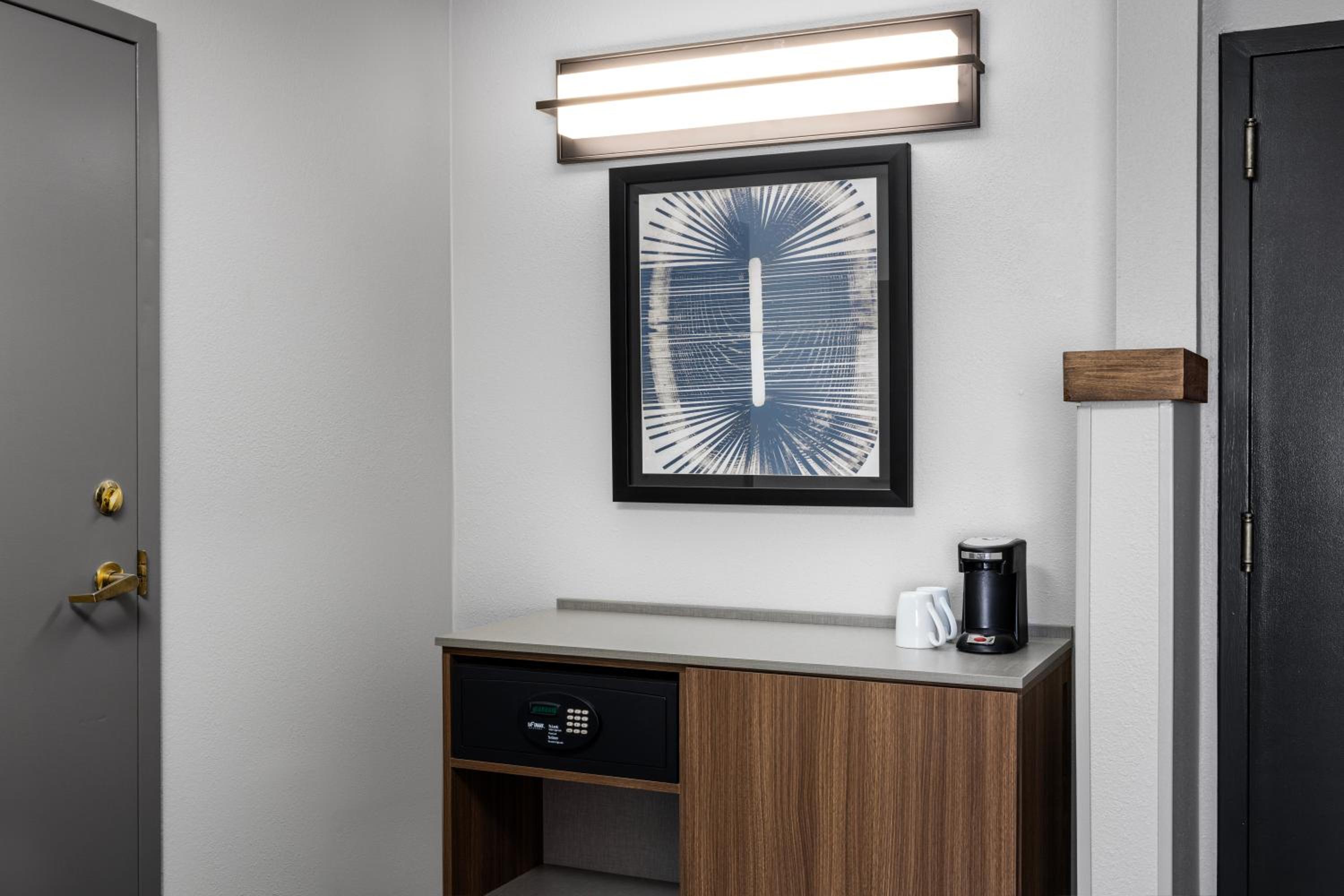 Double Room with Two Accessible Double Beds, Sofa Bed and Roll-In Shower - Photo 3