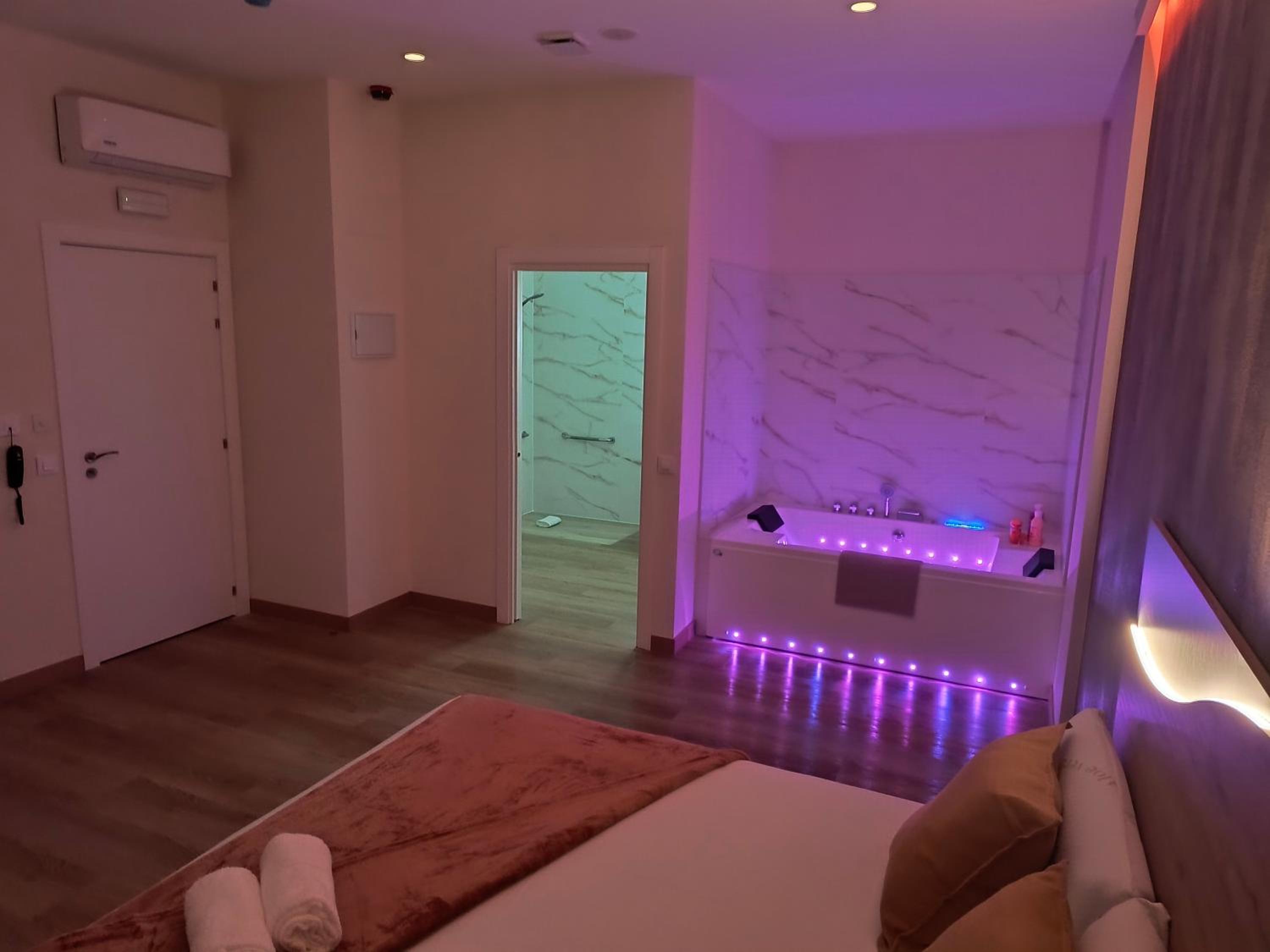 Deluxe Suite with Spa Bath