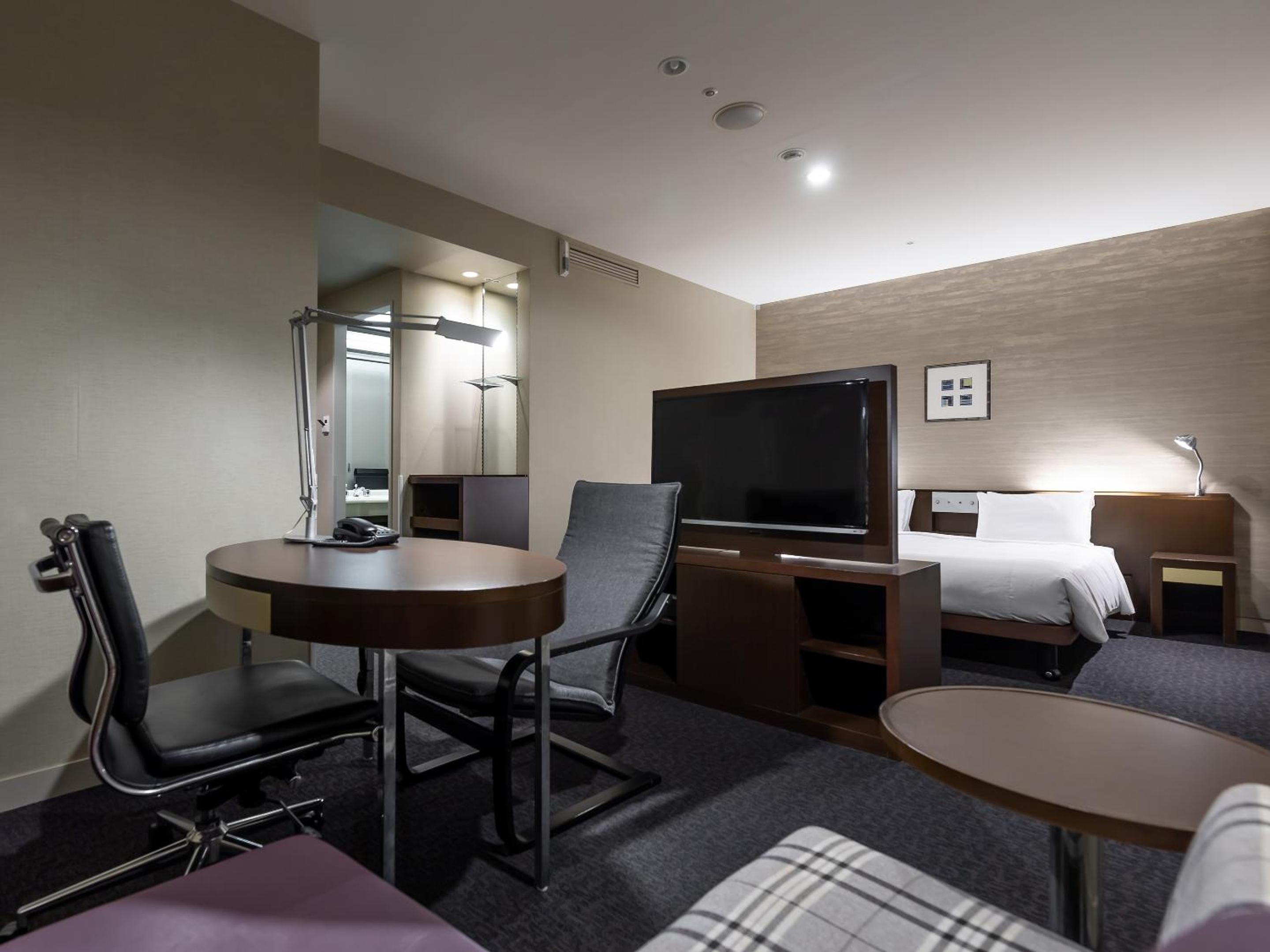 Deluxe King Room - Non-Smoking - Photo 3