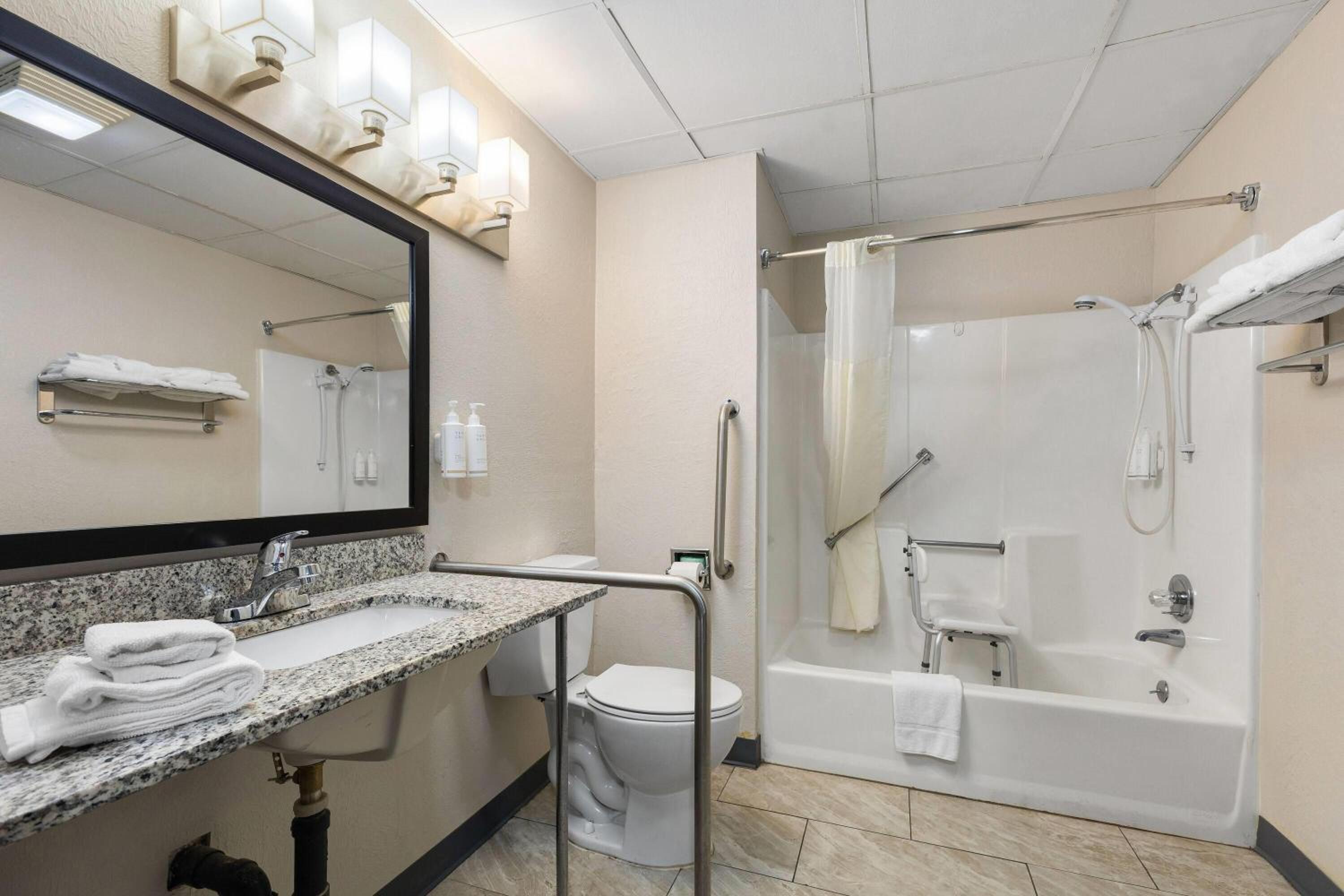 Queen Room with Two Queen Beds - Mobility Access/Non-Smoking - Photo 1