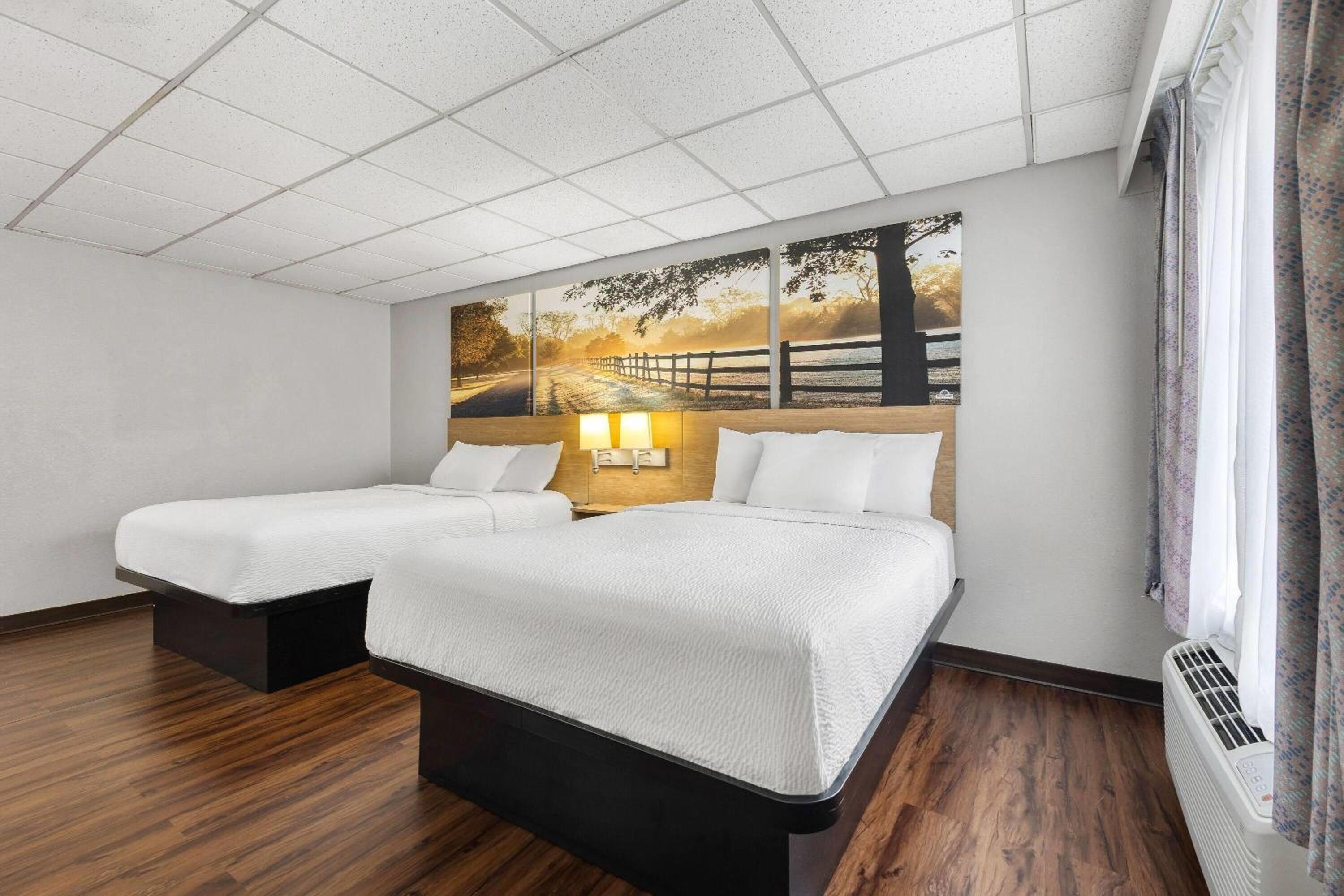 Queen Room with Two Queen Beds - Mobility Access/Non-Smoking - Photo 3
