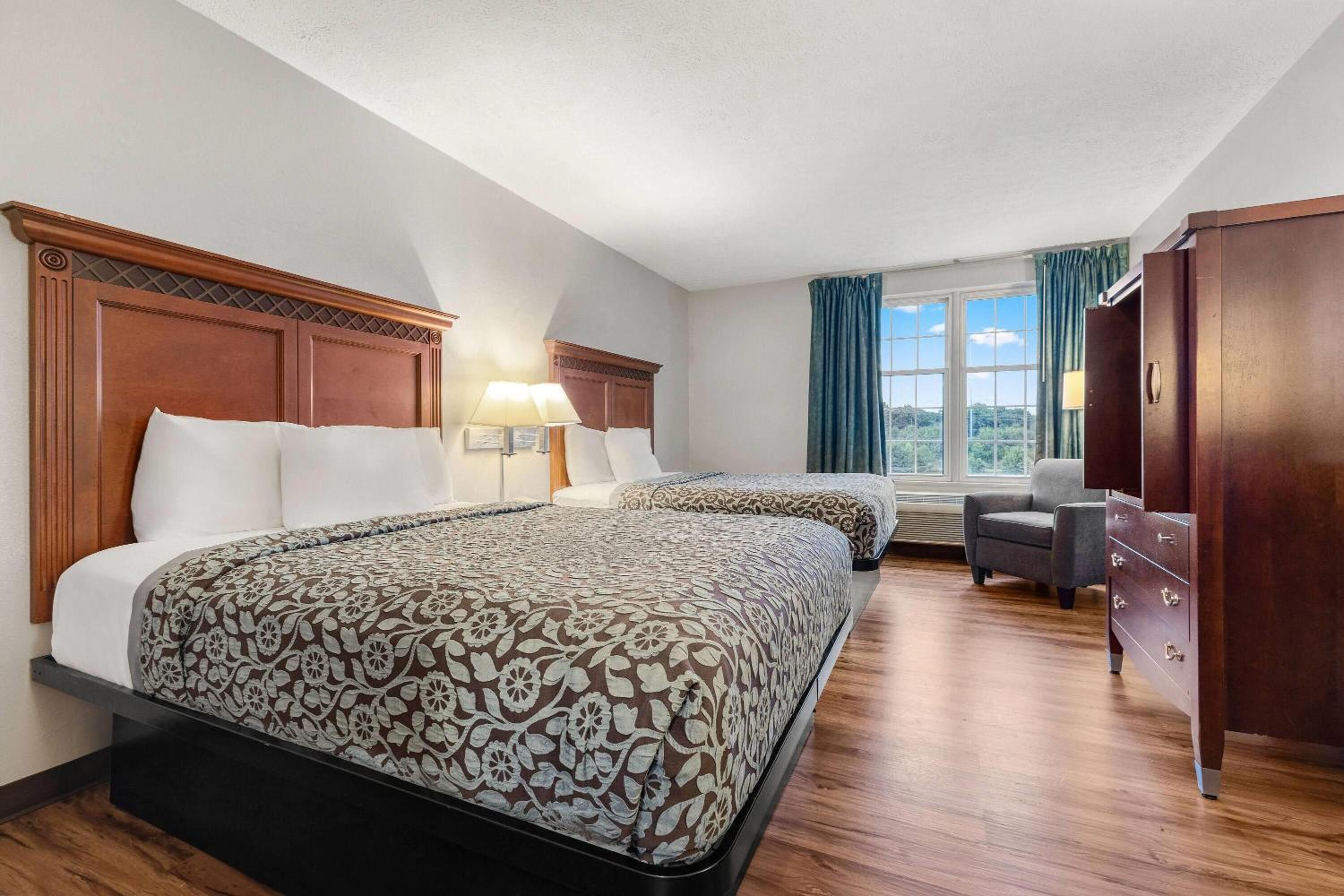 Queen Room with Two Queen Beds - Smoking - Photo 1