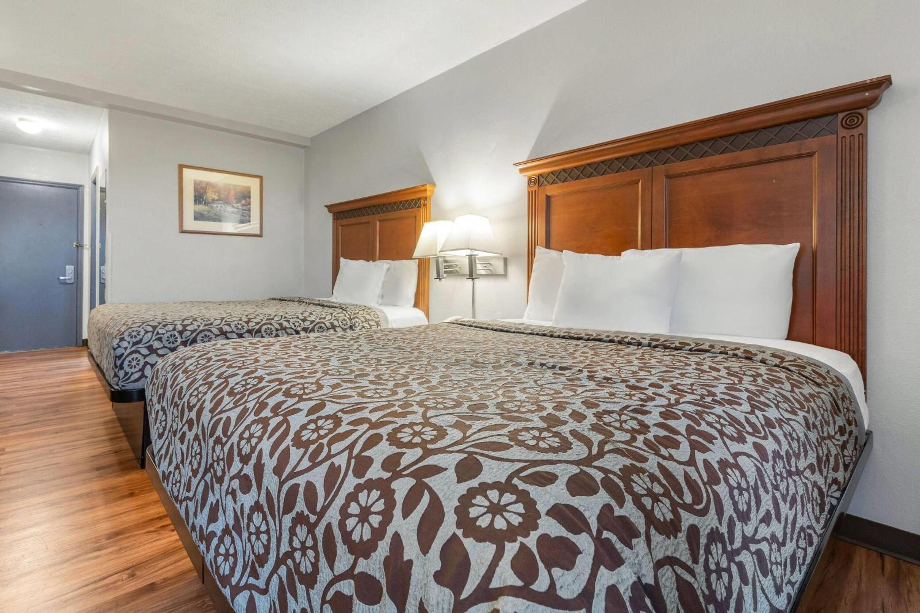 Queen Room with Two Queen Beds - Smoking - Photo 2