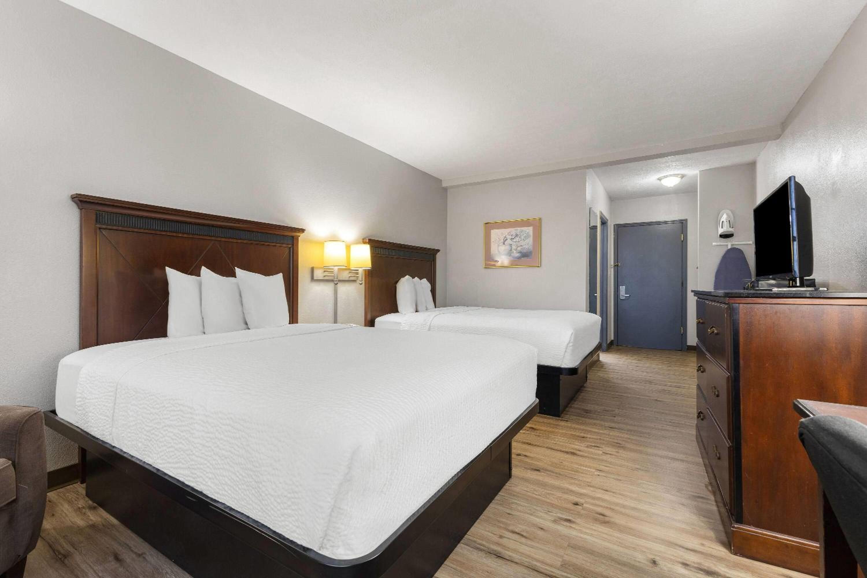 Queen Room with Two Queen Beds - Smoking - Photo 4