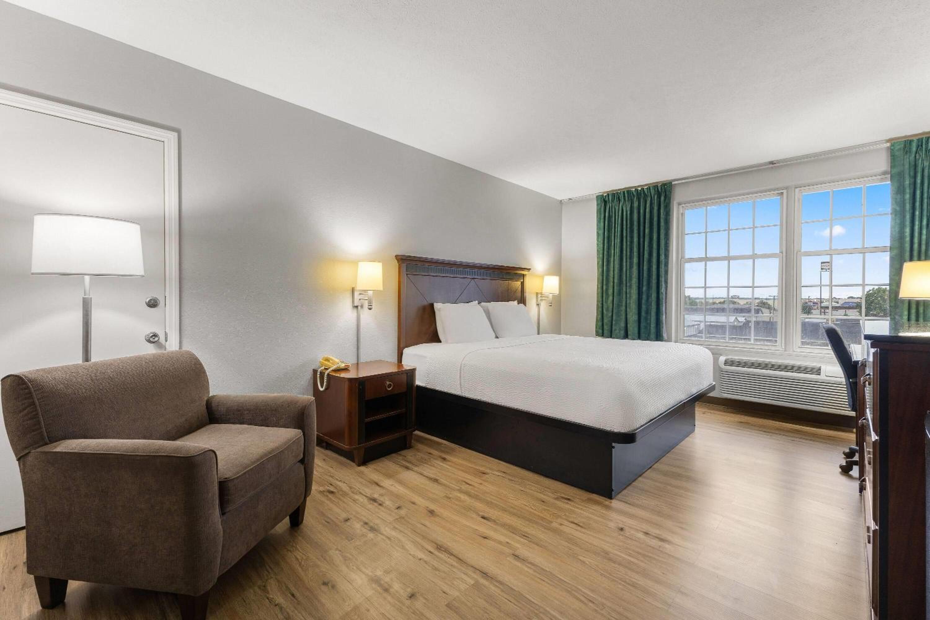 King Room - Non-Smoking - Photo 1