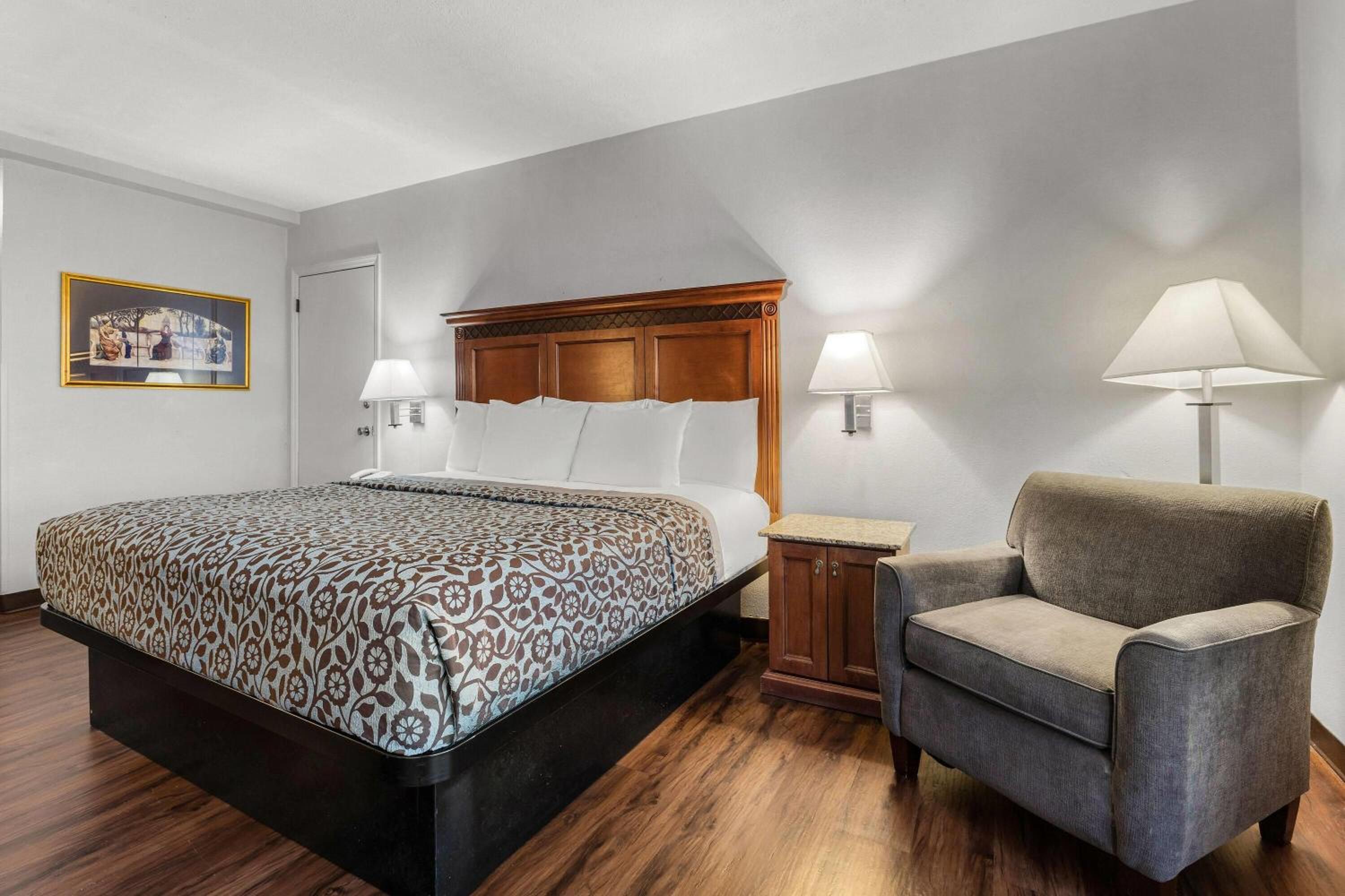 King Room - Non-Smoking - Photo 4