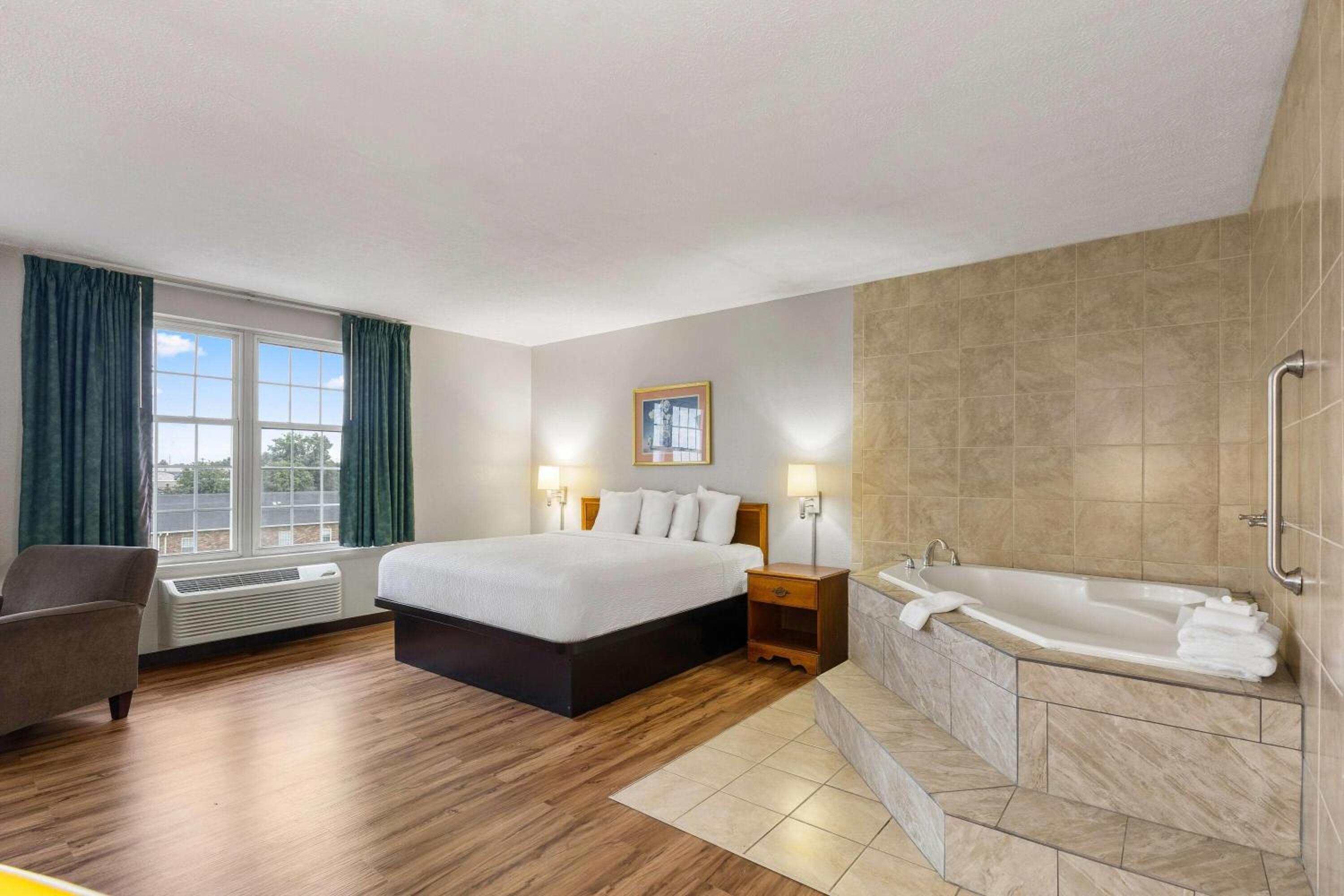 1 King Bed, Studio Suite, Second Floor, Non-Smoking - Photo 1