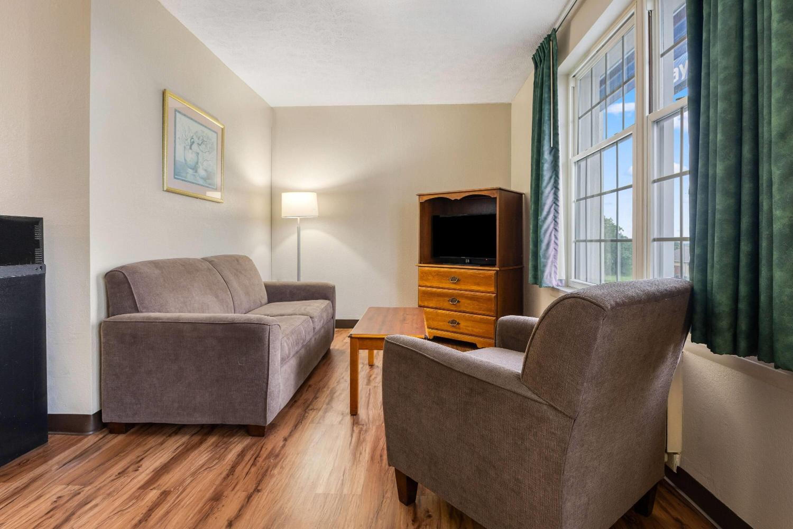 1 King Bed, Studio Suite, Second Floor, Non-Smoking - Photo 2