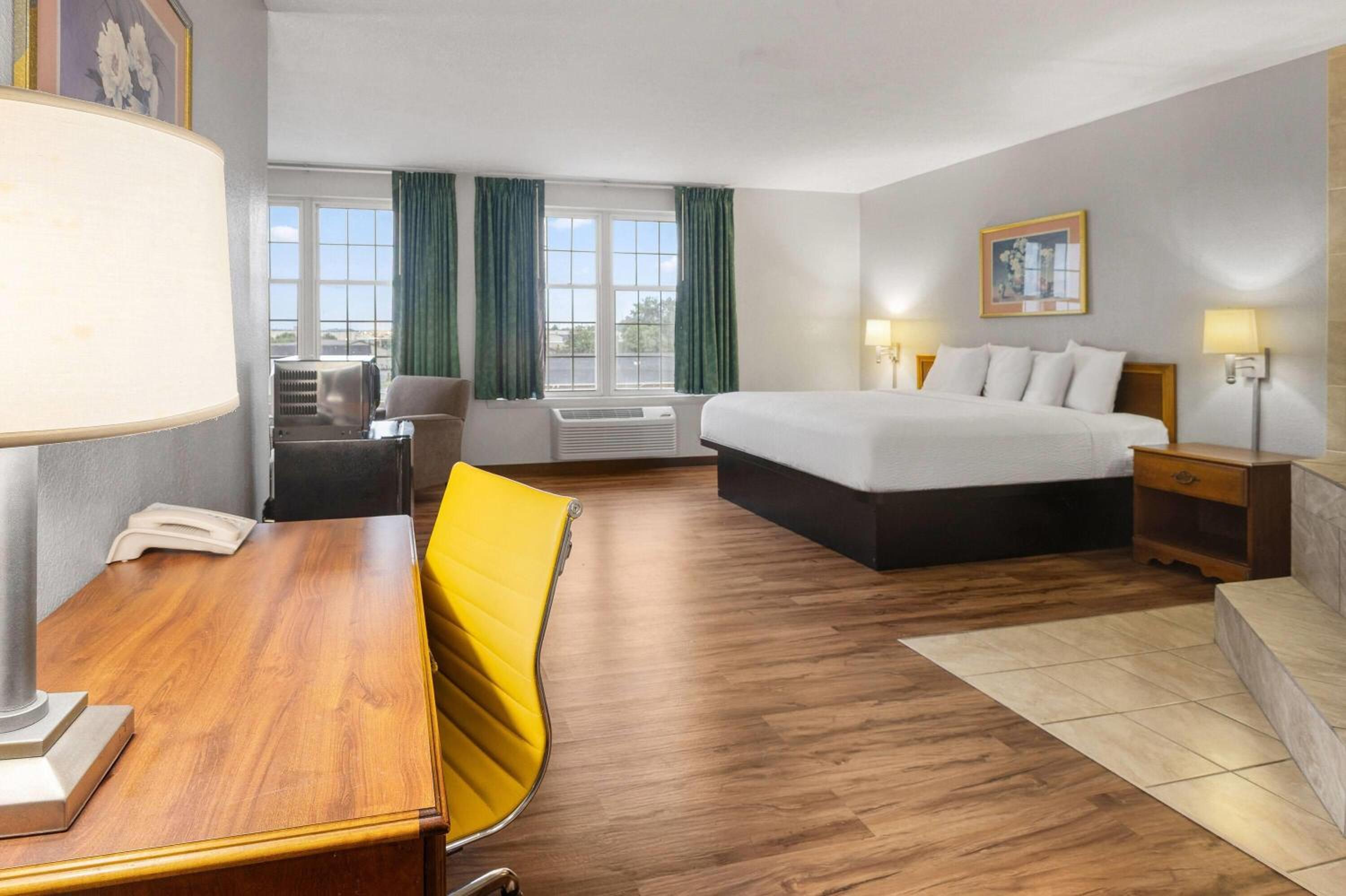 1 King Bed, Studio Suite, Second Floor, Non-Smoking - Photo 3