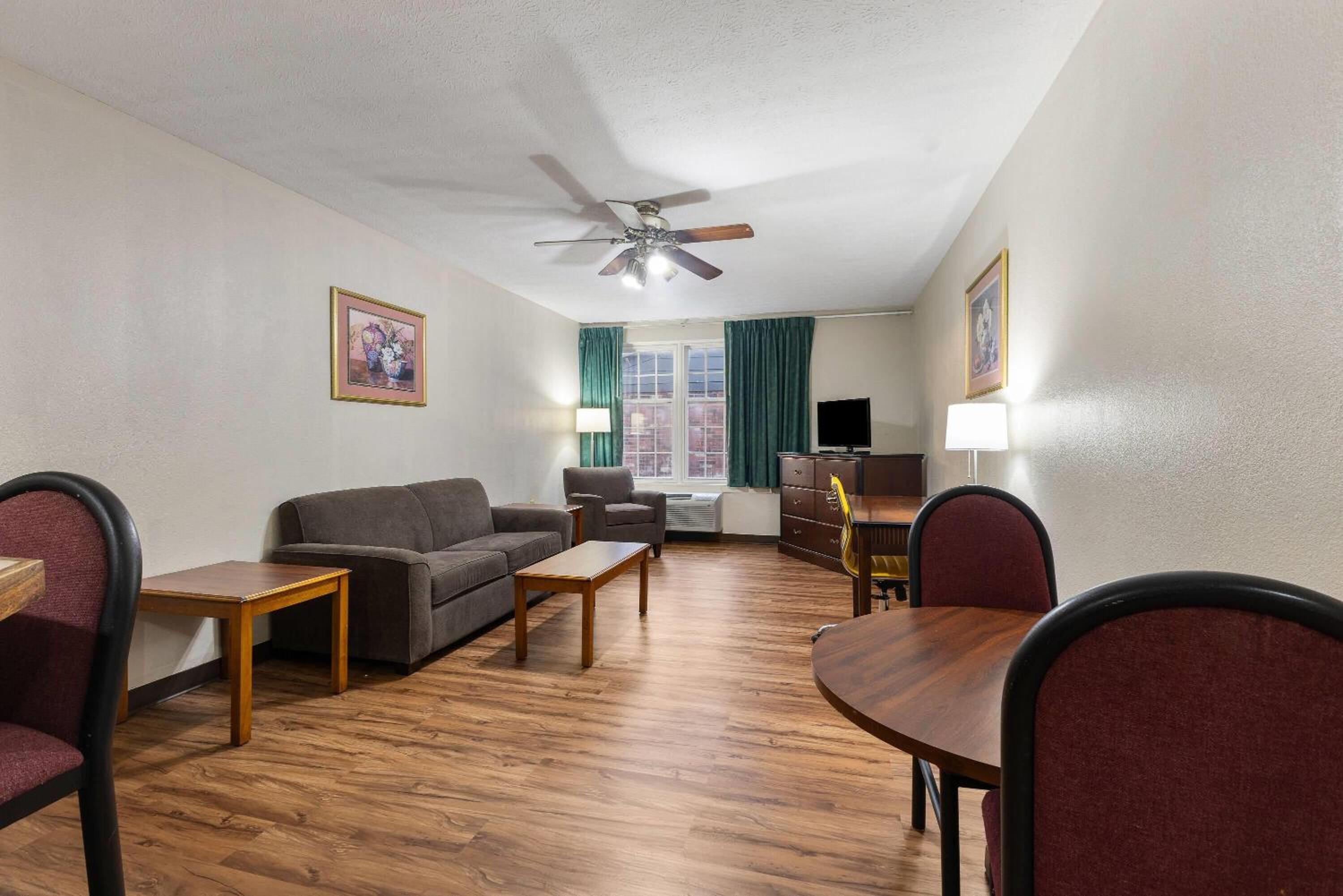 1 King Bed, One-Bedroom, Suite, Second Floor, Non-Smoking photo 2