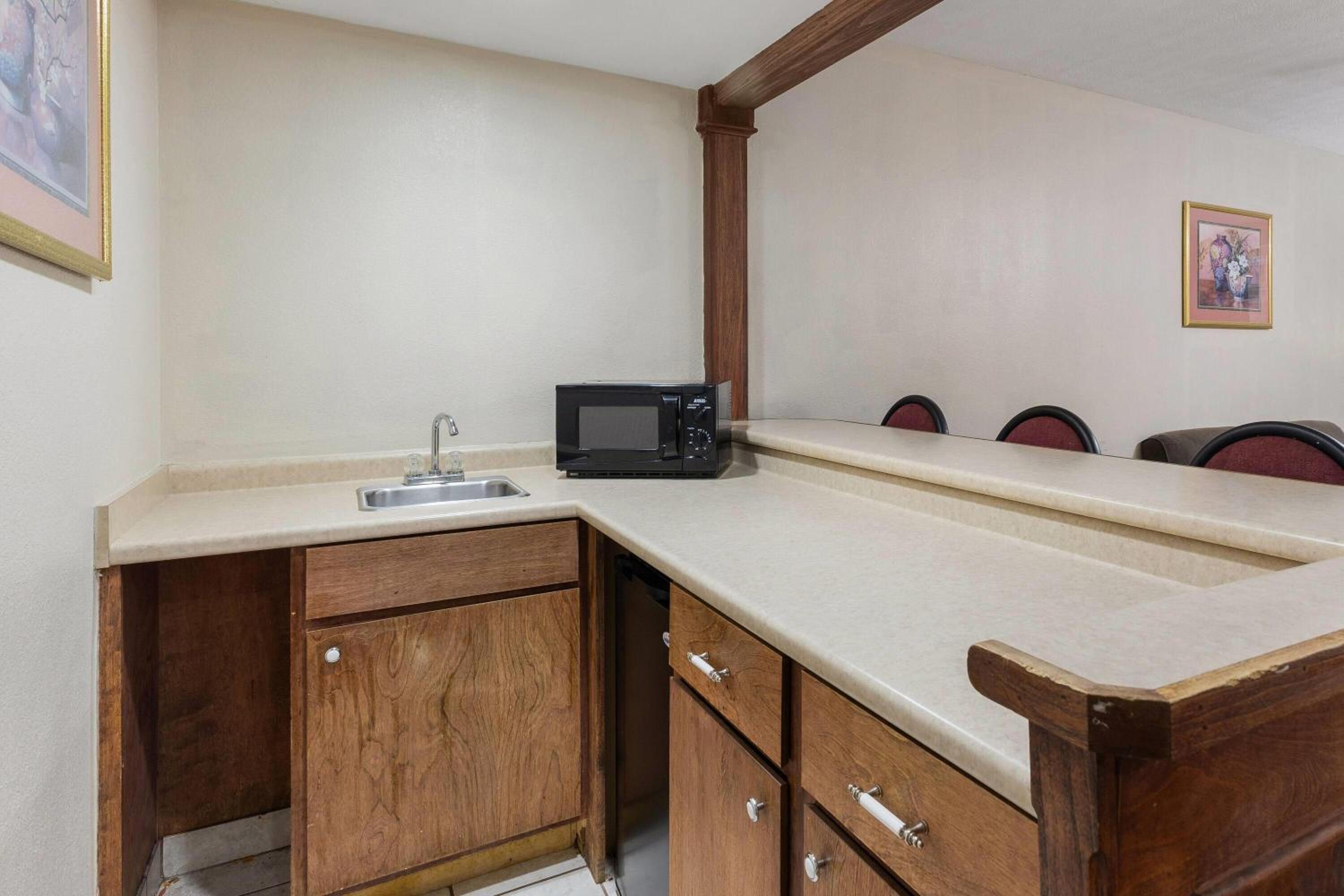 1 King Bed, One-Bedroom, Suite, Second Floor, Non-Smoking photo 3