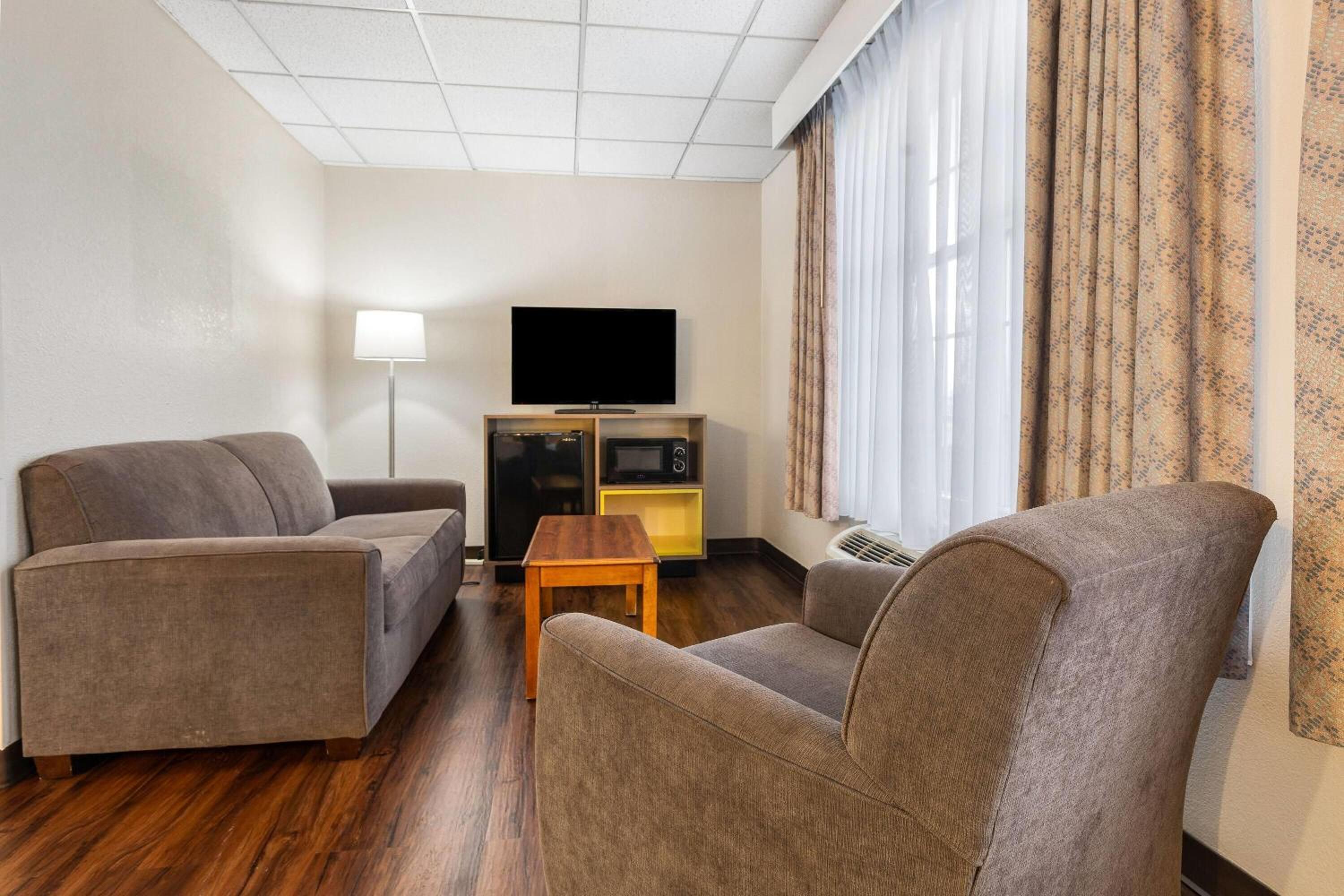 1 King Bed, Studio Suite, First Floor, Non-Smoking - Photo 3