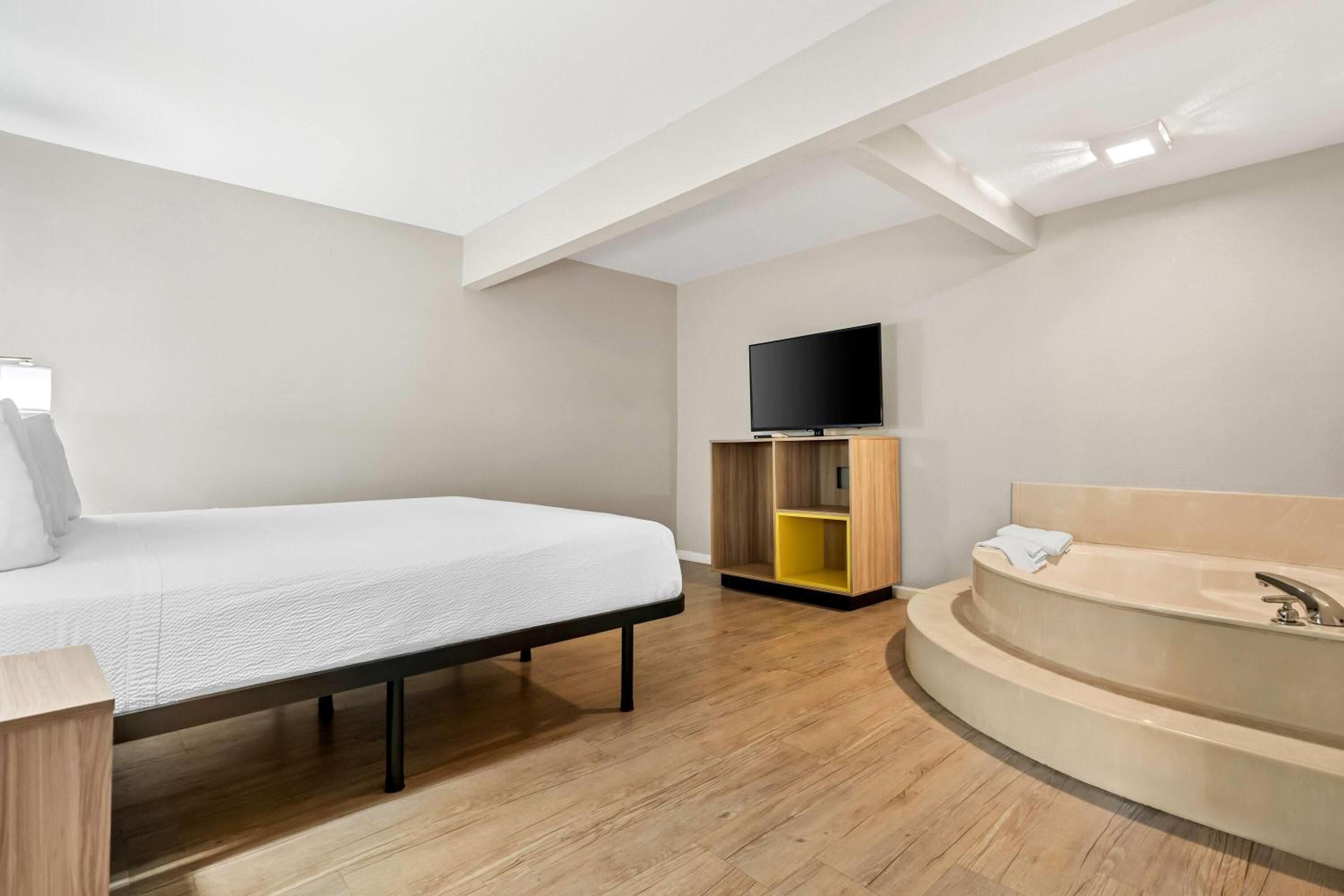 Deluxe King Studio Suite - Non-Smoking - Photo 3