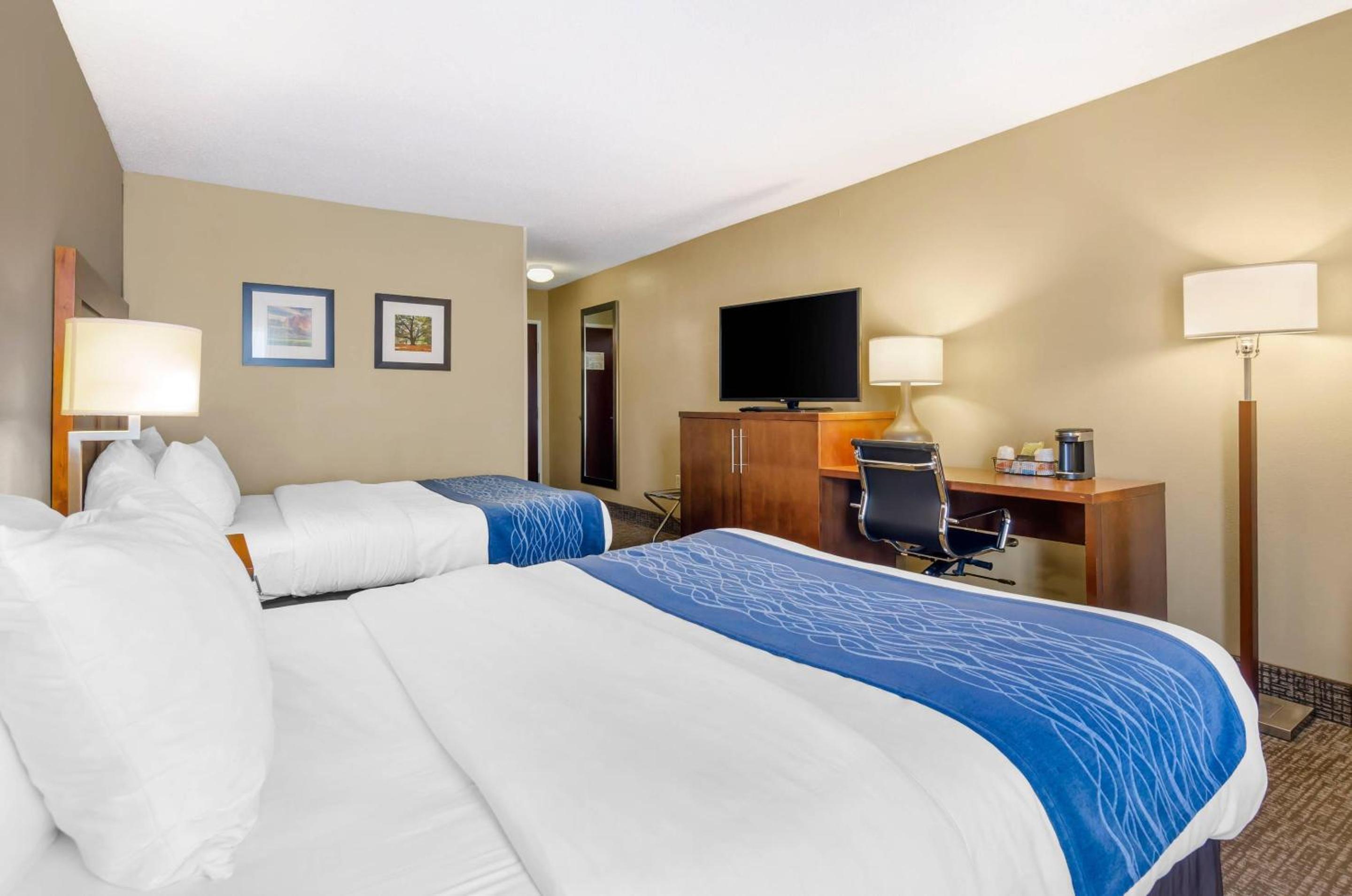 Queen Room with Two Queen Beds - Non-Smoking - Photo 1