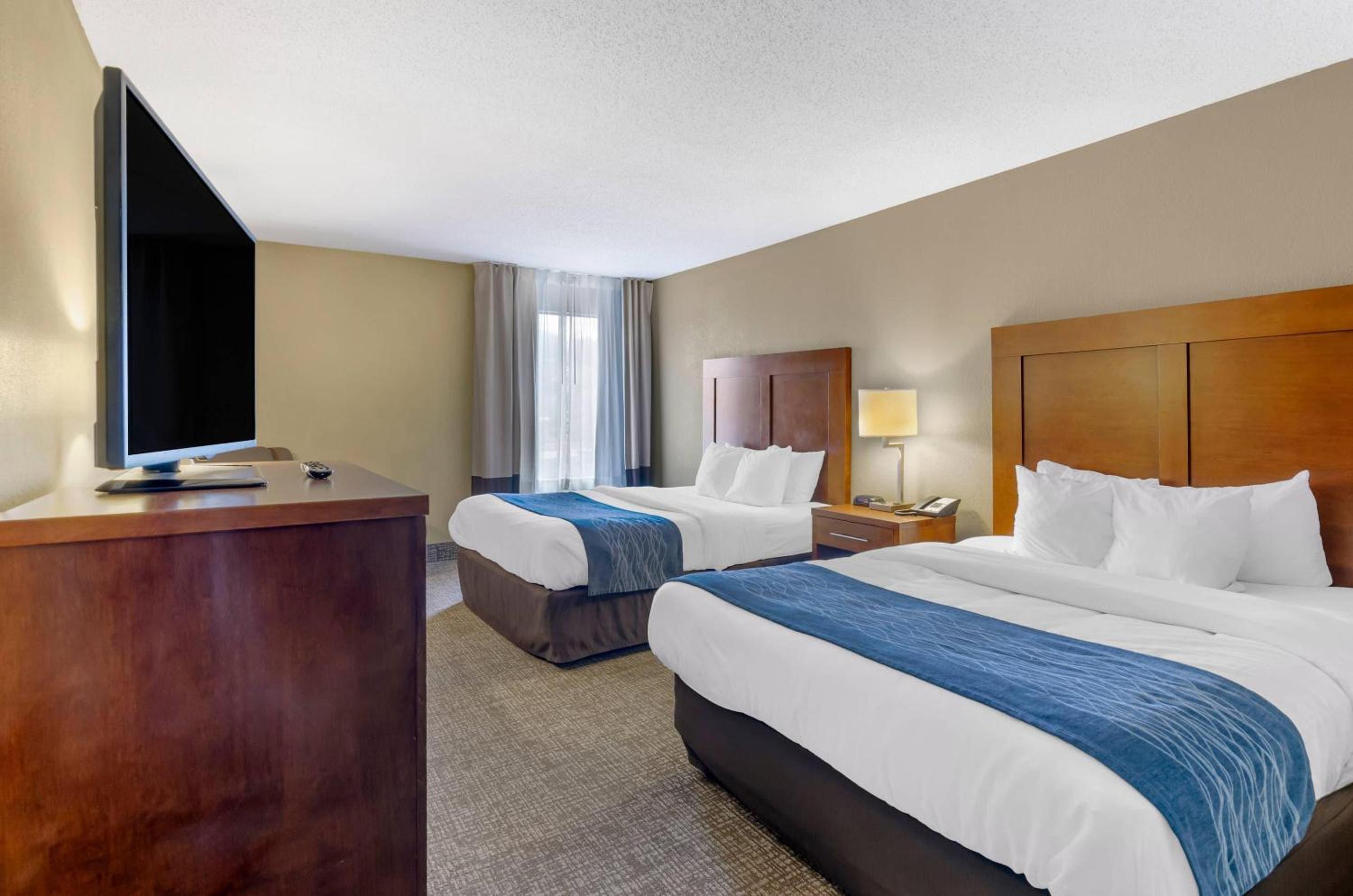 Queen Room with Two Queen Beds - Non-Smoking - Photo 2