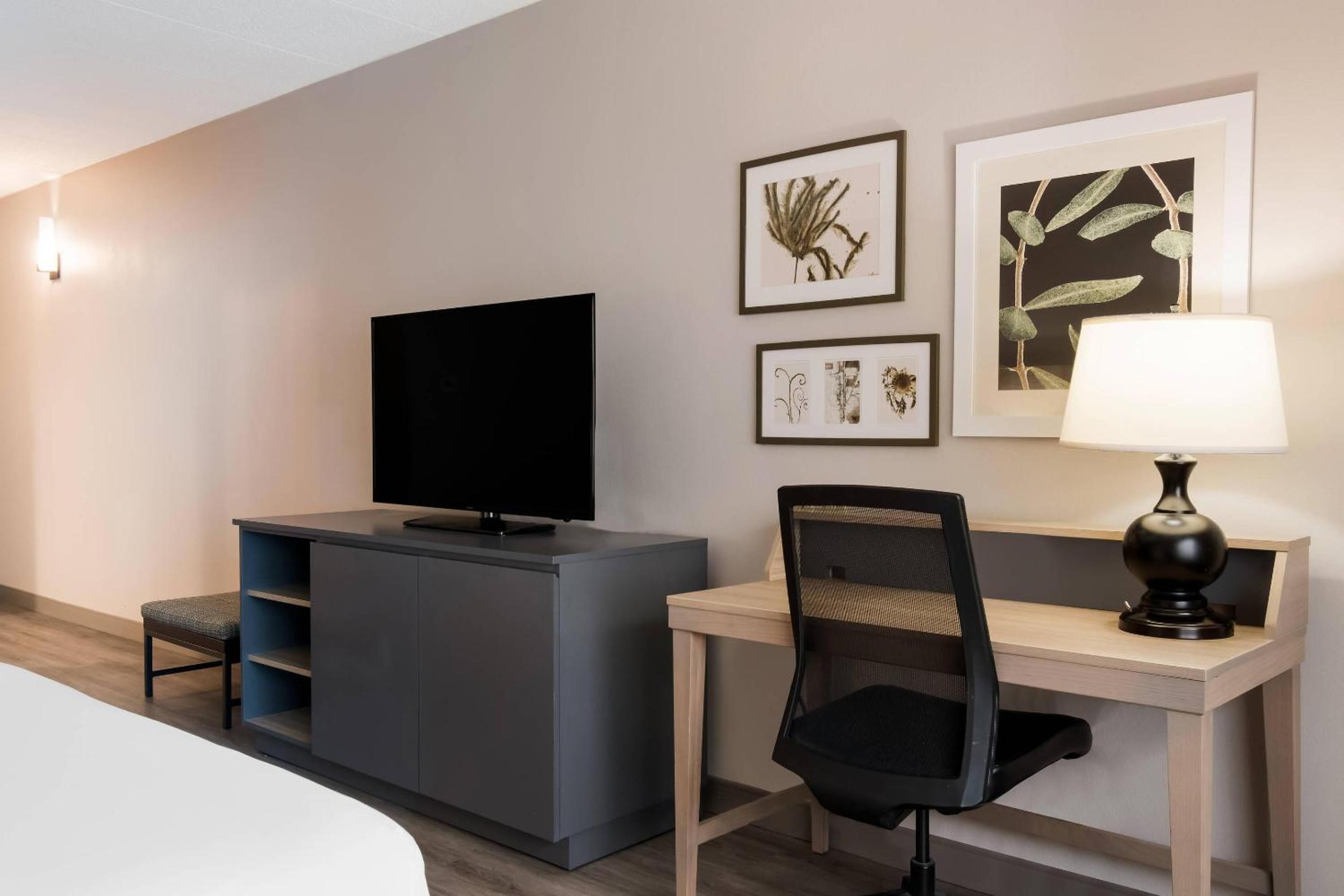 Queen Room with Two Queen Beds - Photo 2
