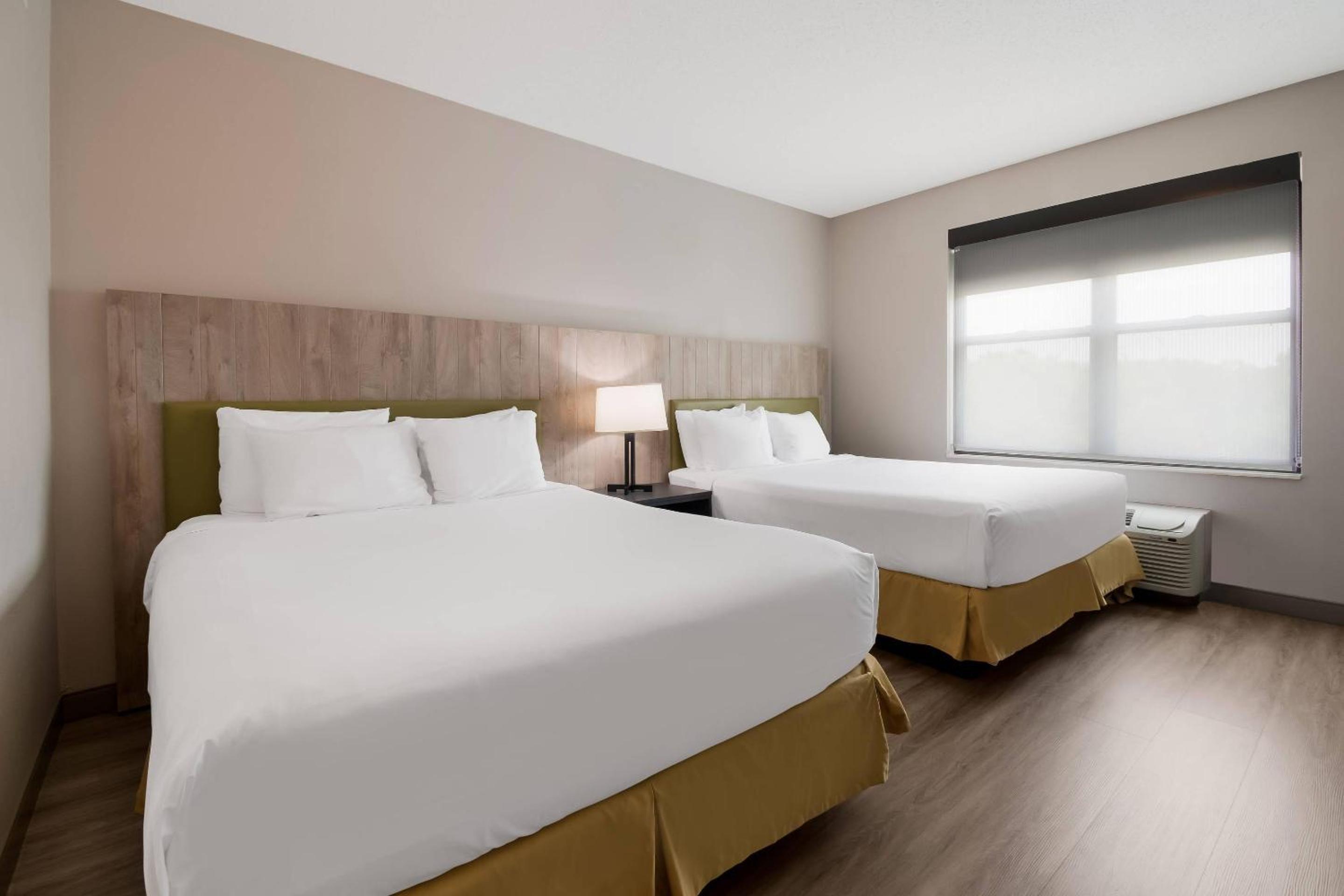 One-Bedroom Suite with Two Queen Beds - Non-Smoking - Photo 3