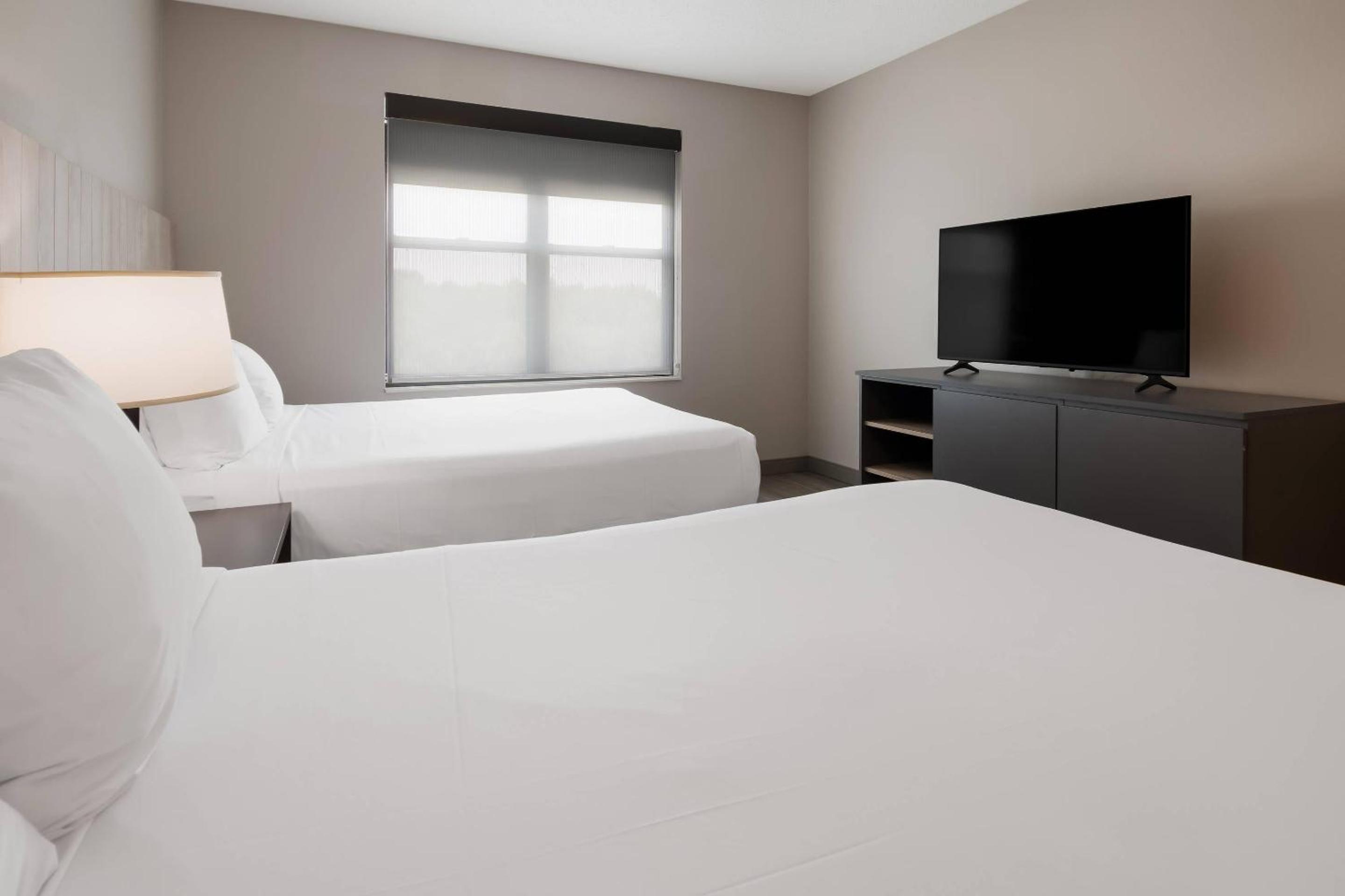 Queen Room with Two Queen Beds - Pet Friendly photo 3