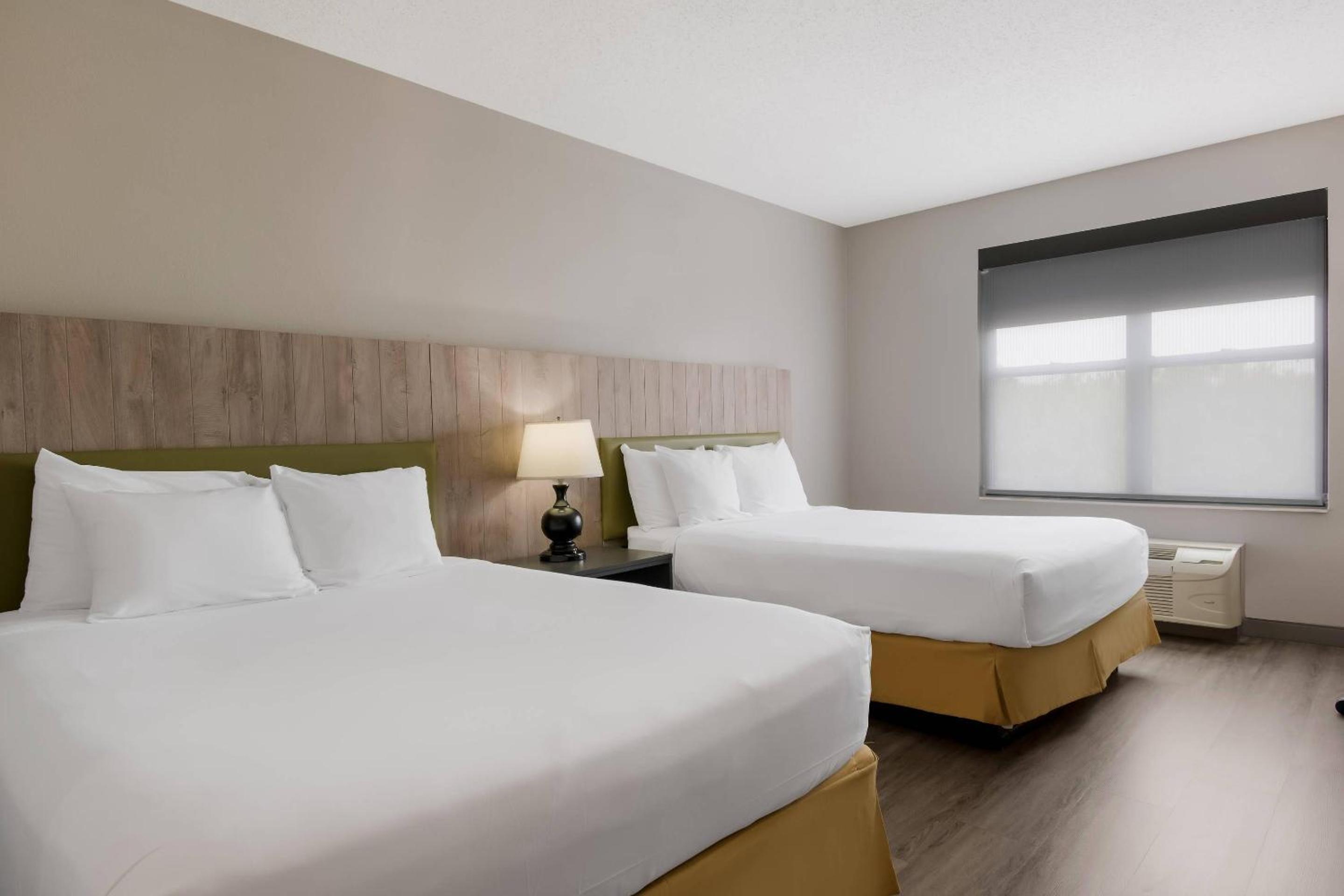 Queen Room with Two Queen Beds - Photo 5