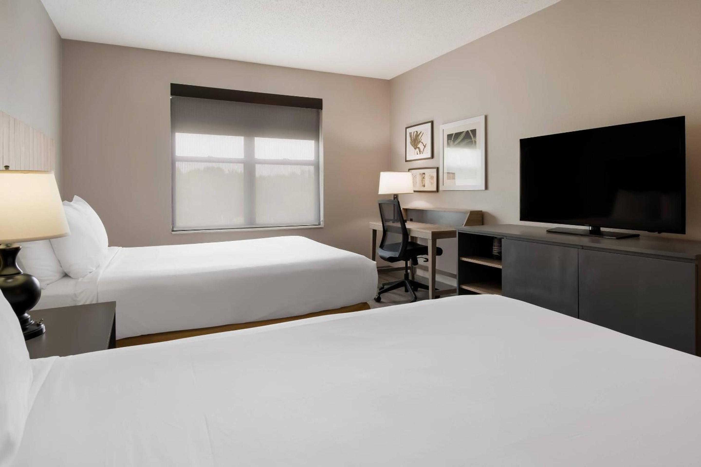 Queen Room with Two Queen Beds - Photo 6