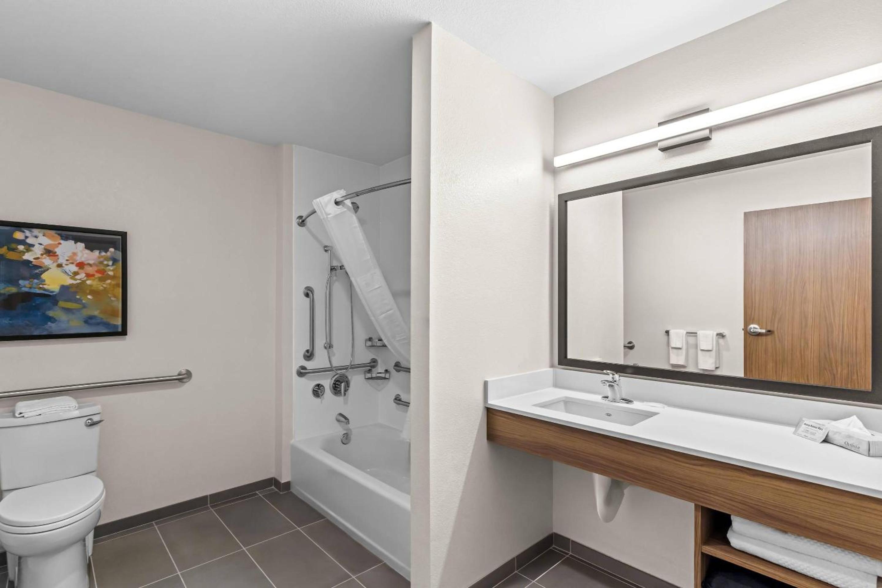 Queen Suite with Two Queen Beds and Tub - Disability Access/Non Smoking