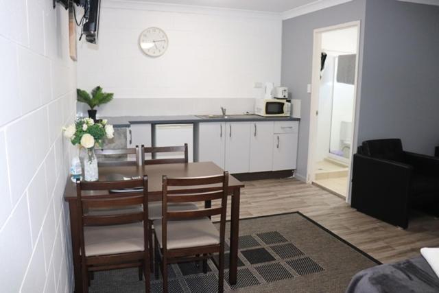 Self Contained Twin Room - Upstairs