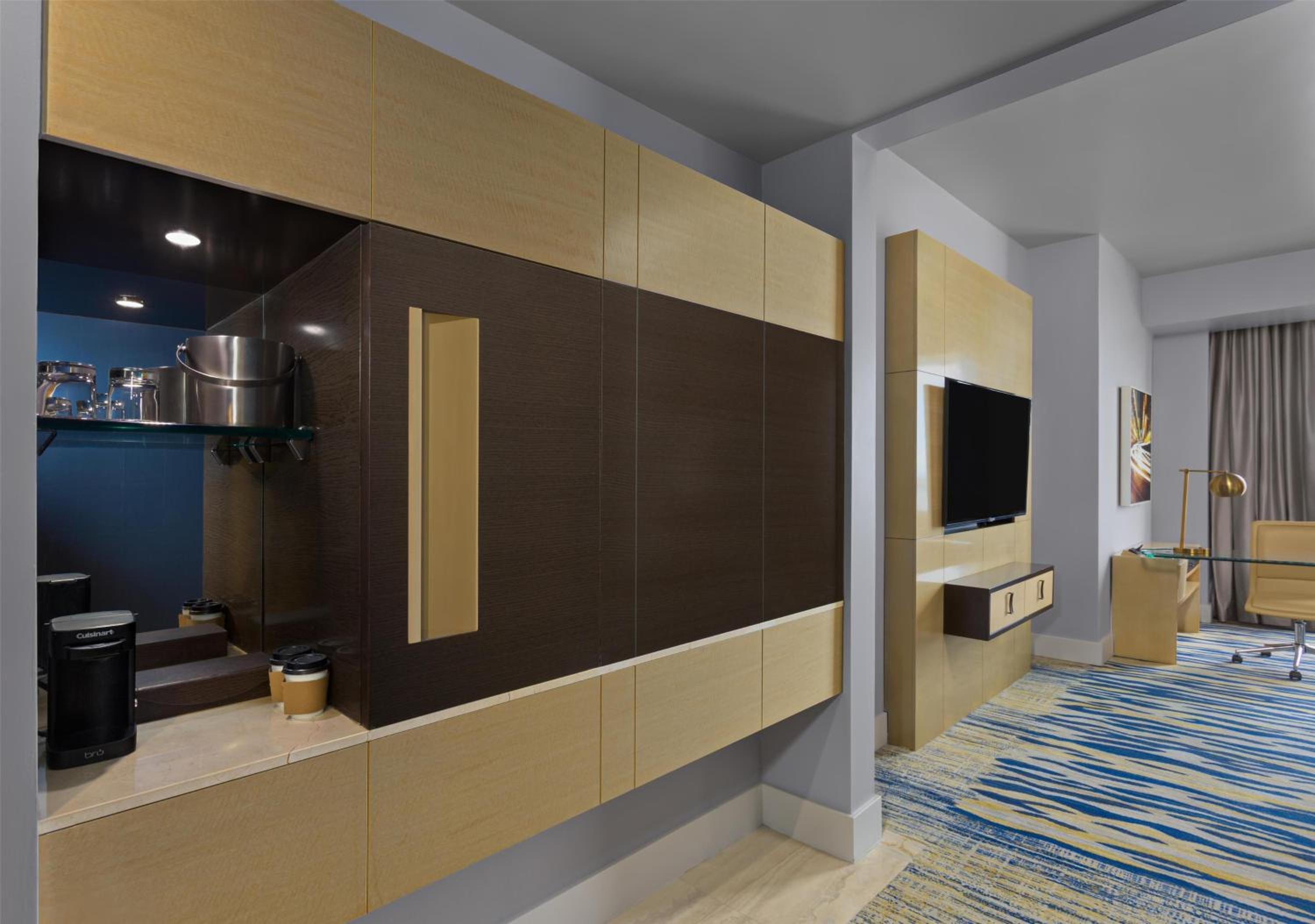 Premium Ocean View - 1 King Bed thumbnail 6