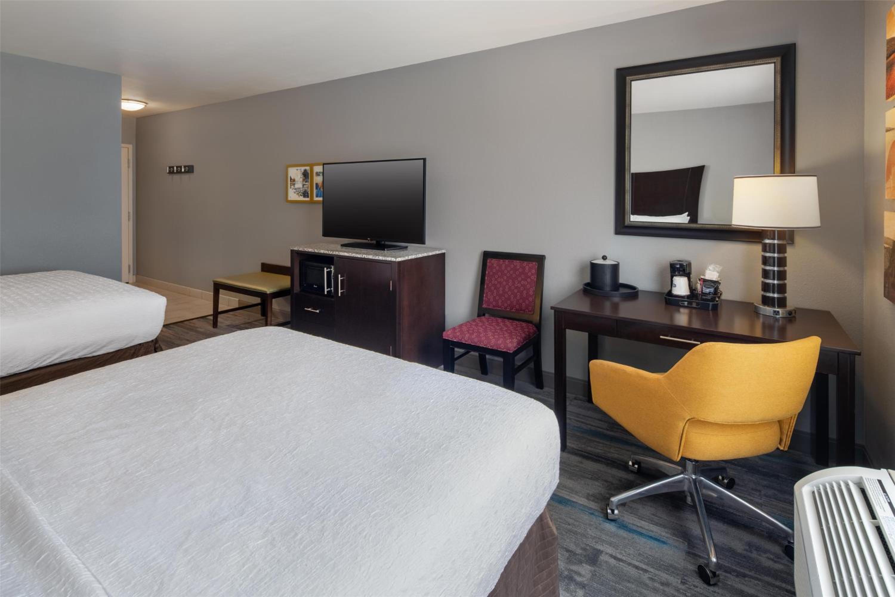 Room with Two Queen Beds - Non-Smoking - Photo 2