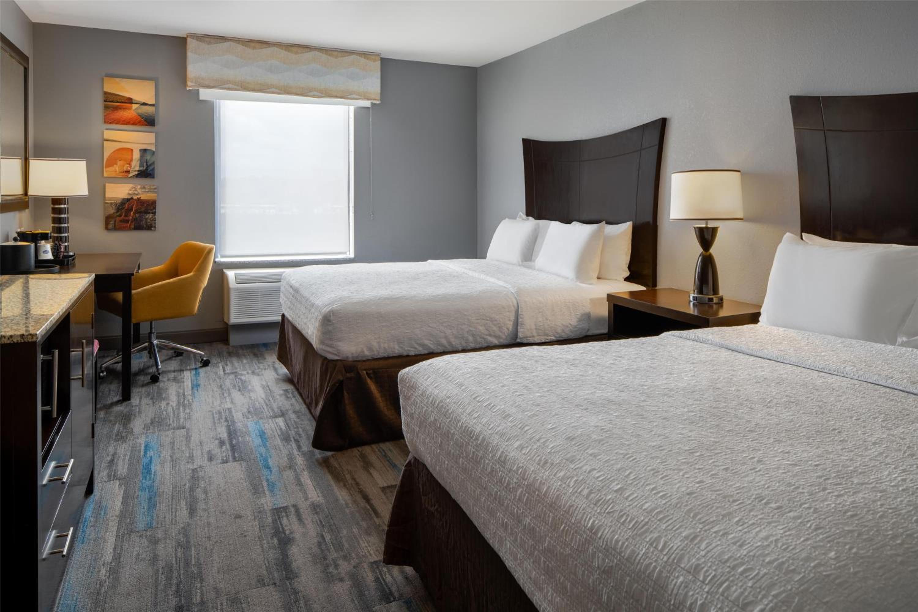 Room with Two Queen Beds - Non-Smoking - Photo 3