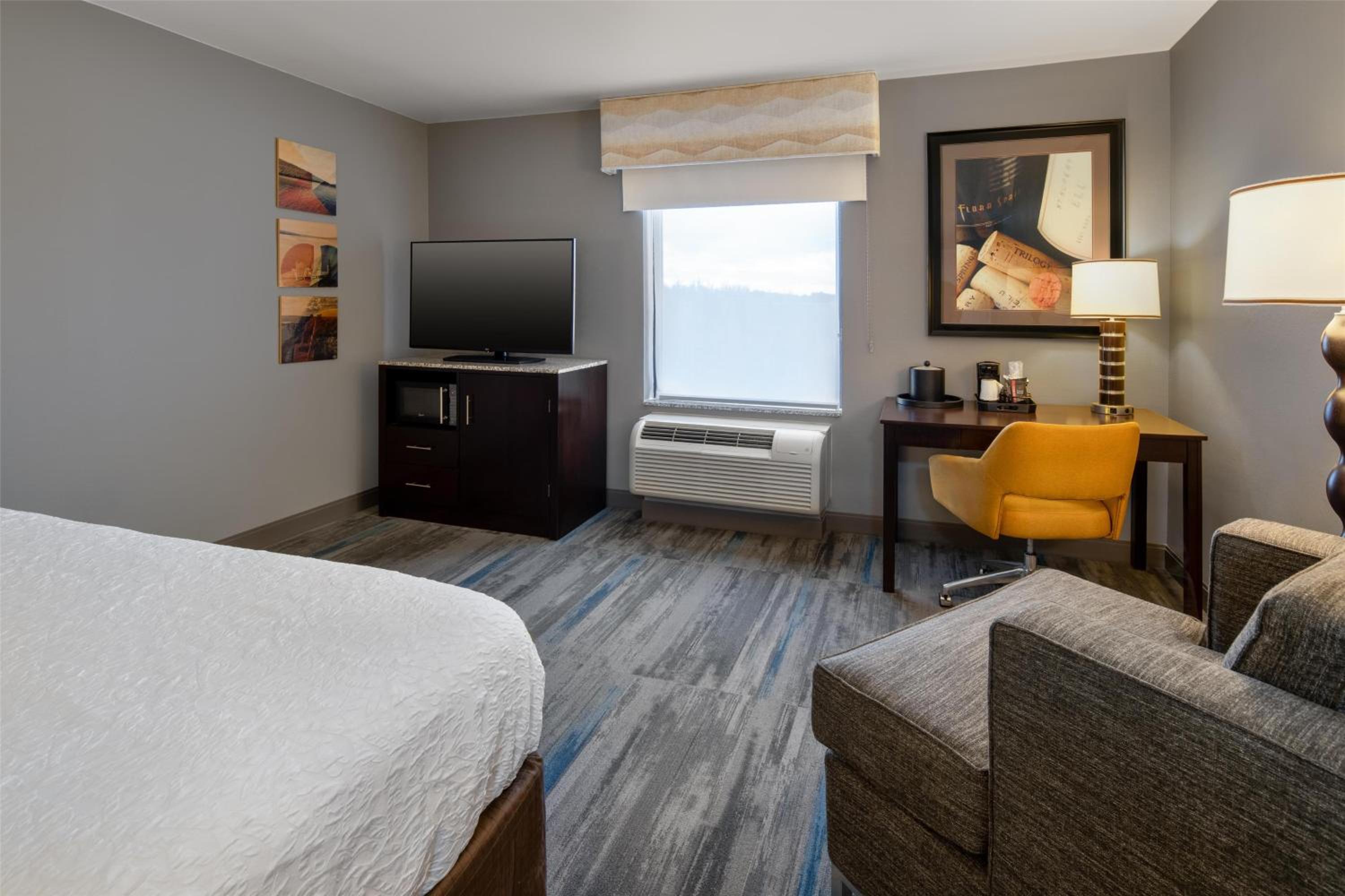 King Room with King Bed - Non-Smoking - Photo 1