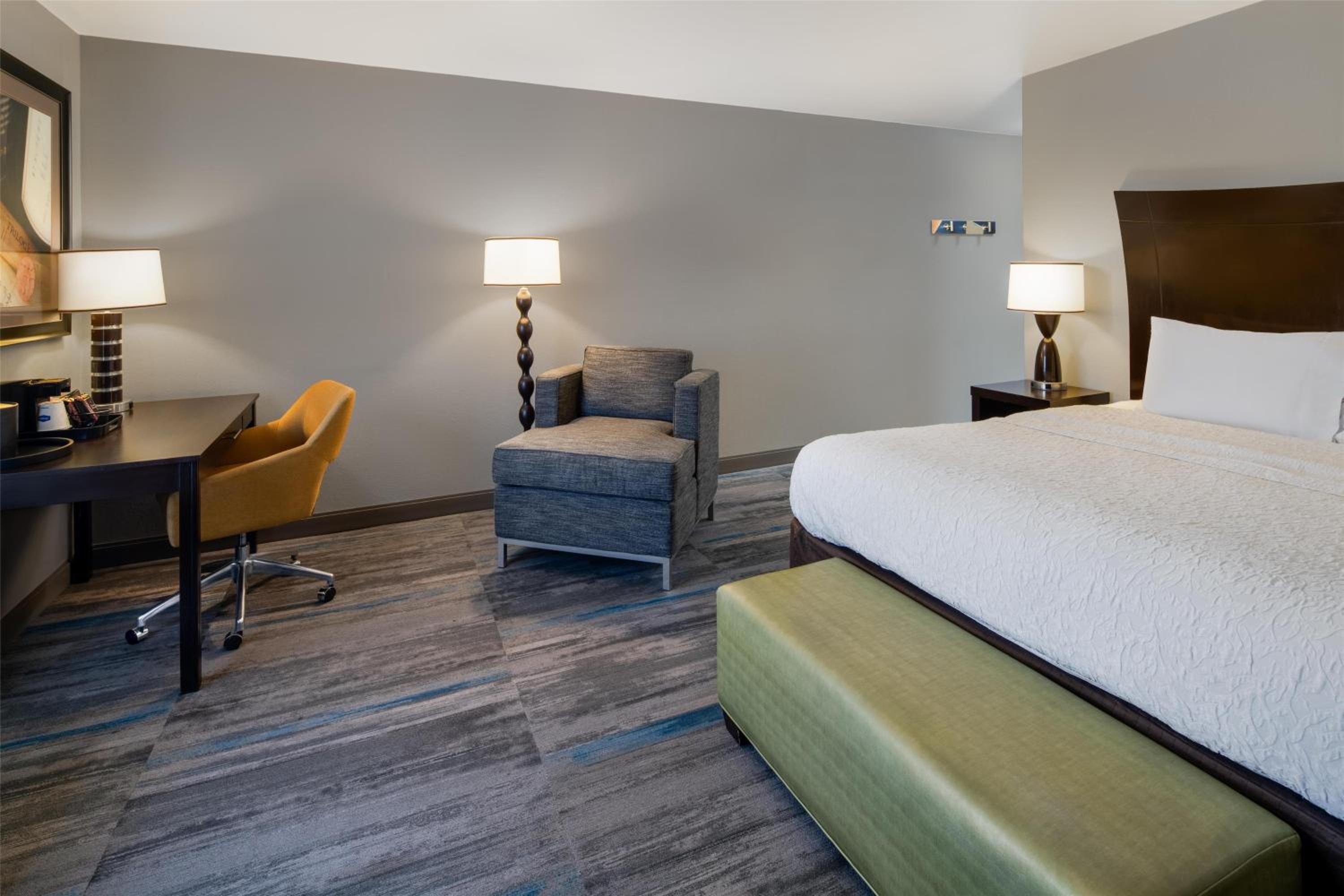 King Room with King Bed - Non-Smoking - Photo 2