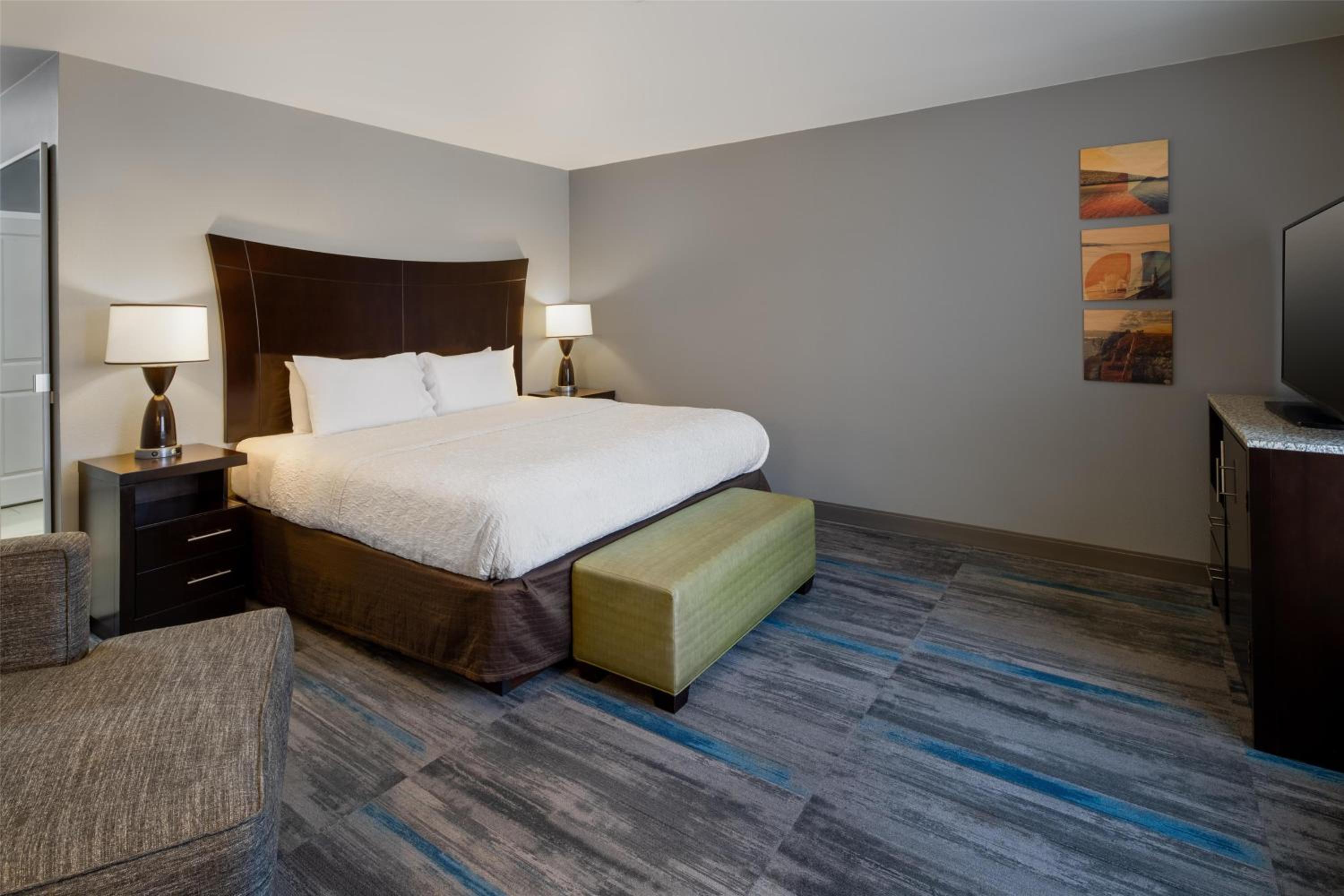 King Room with King Bed - Non-Smoking - Photo 3