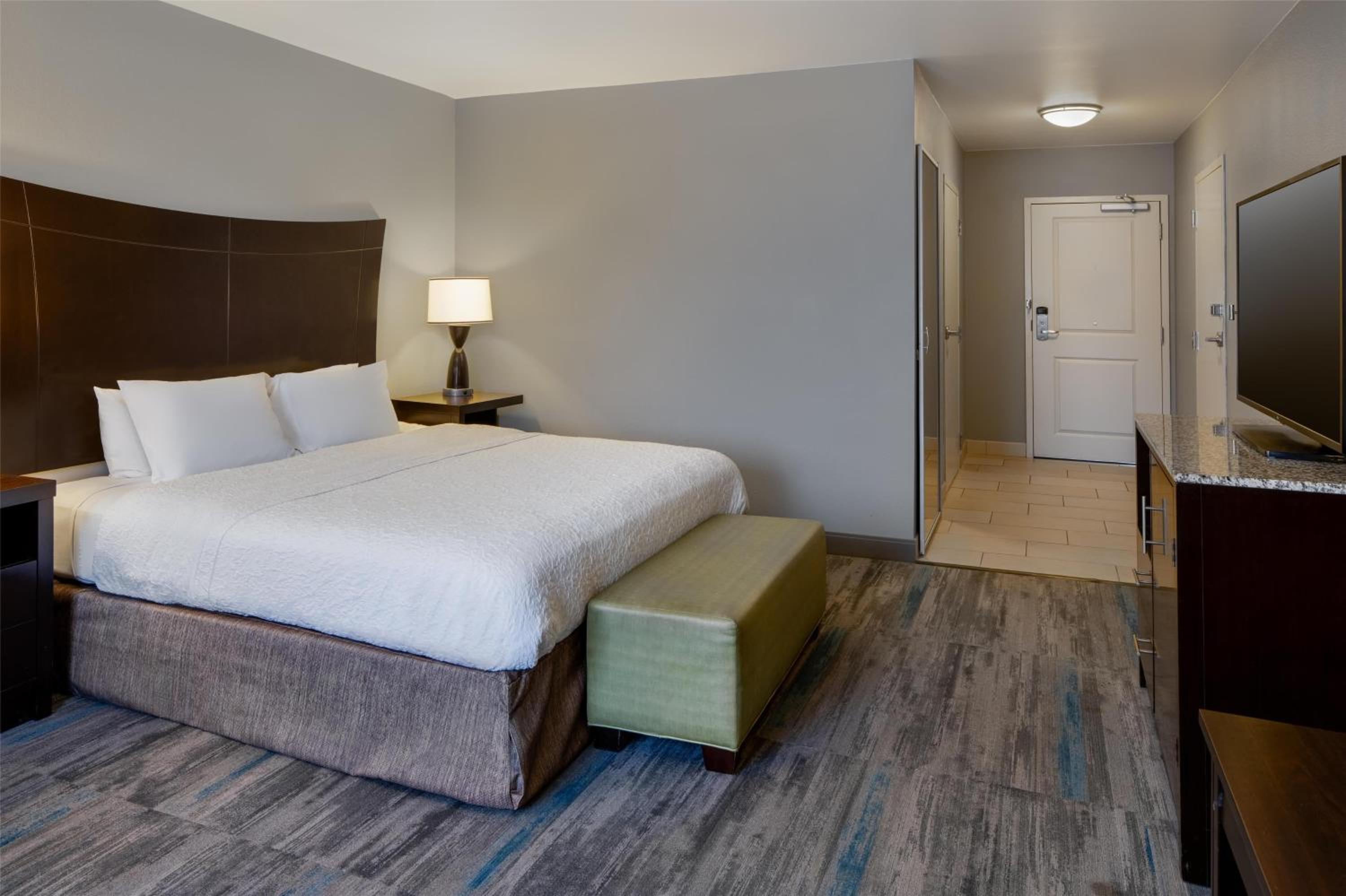 King Room with King Bed - Non-Smoking - Photo 4