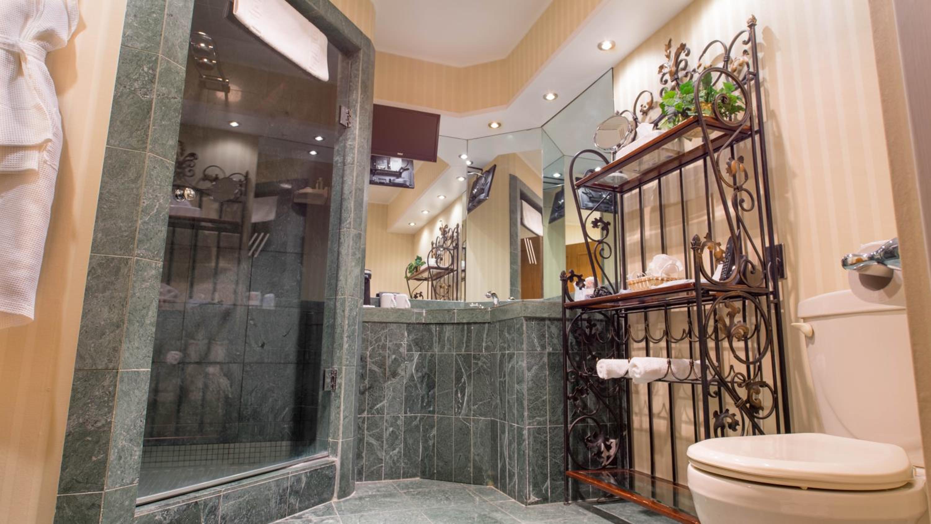 Lord N Lady Queen Suite with Spa Bath and Fireplace - Photo 3